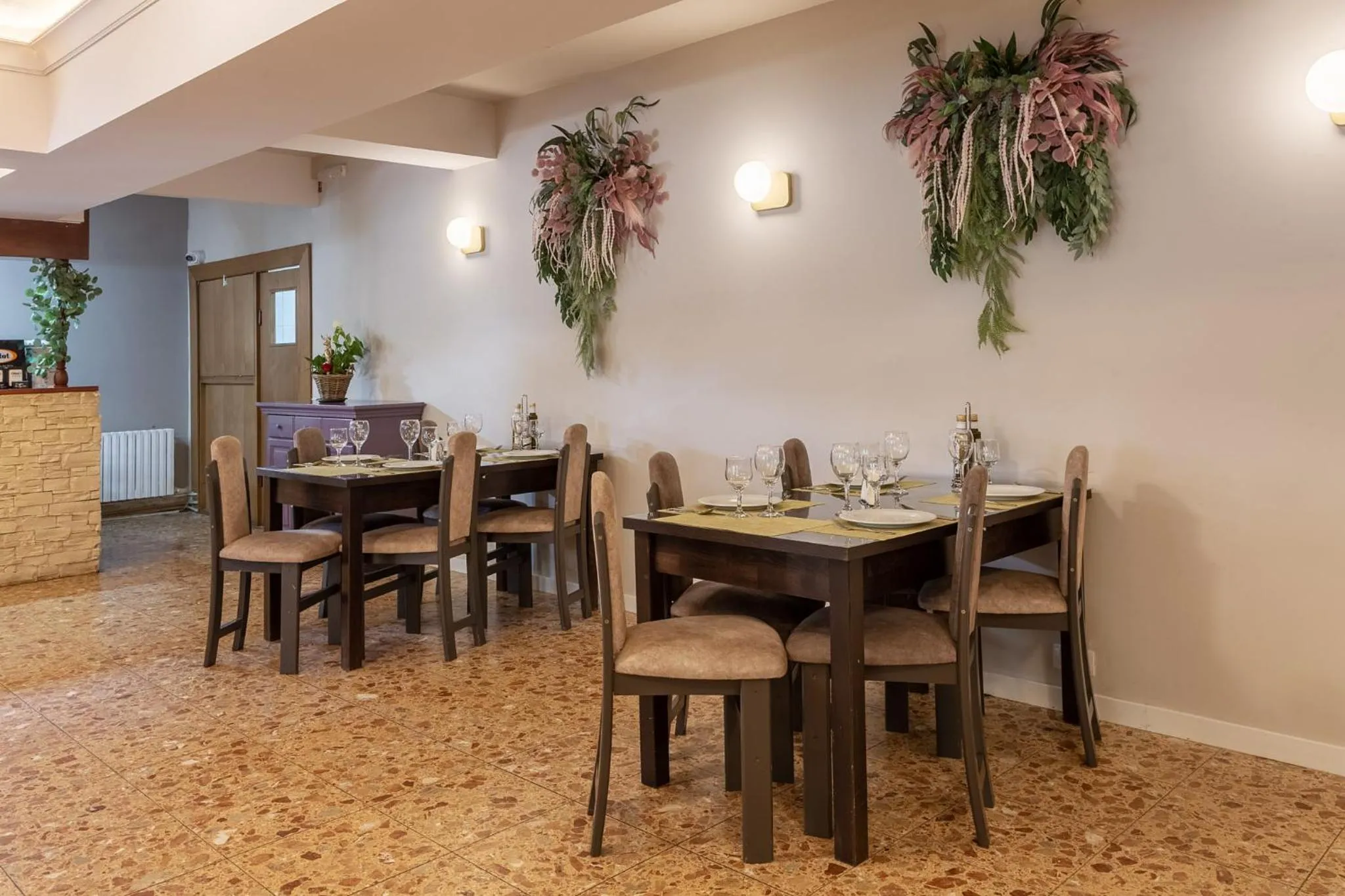 Restaurant/places to eat in Hotel Hera