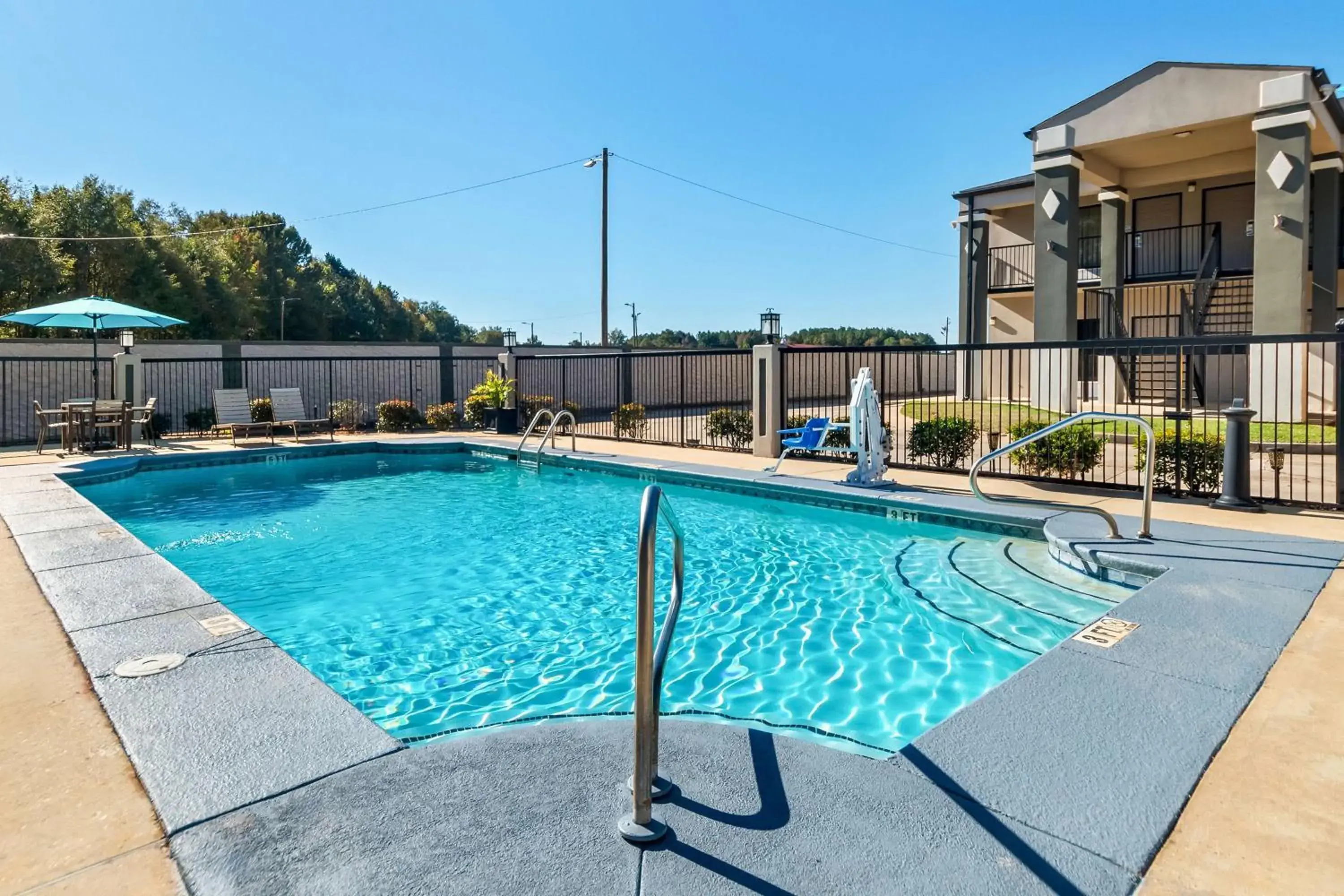 Pool view in Best Western Inn Pool view in Best Western Inn