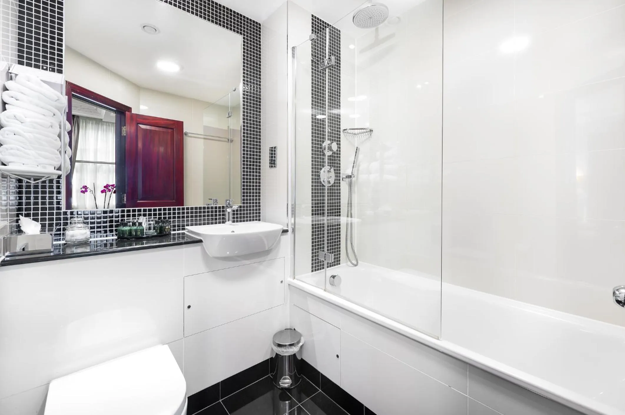 Bathroom in Gem Fitzrovia Hotel