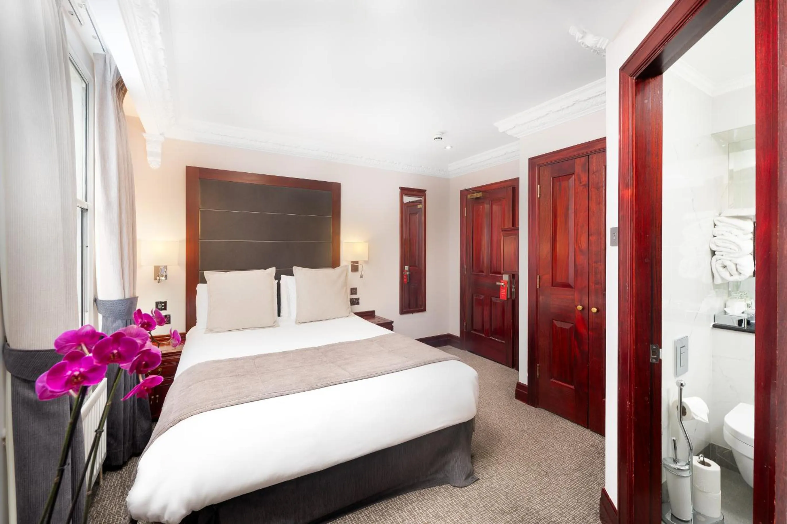 Photo of the whole room, Bed in Gem Fitzrovia Hotel