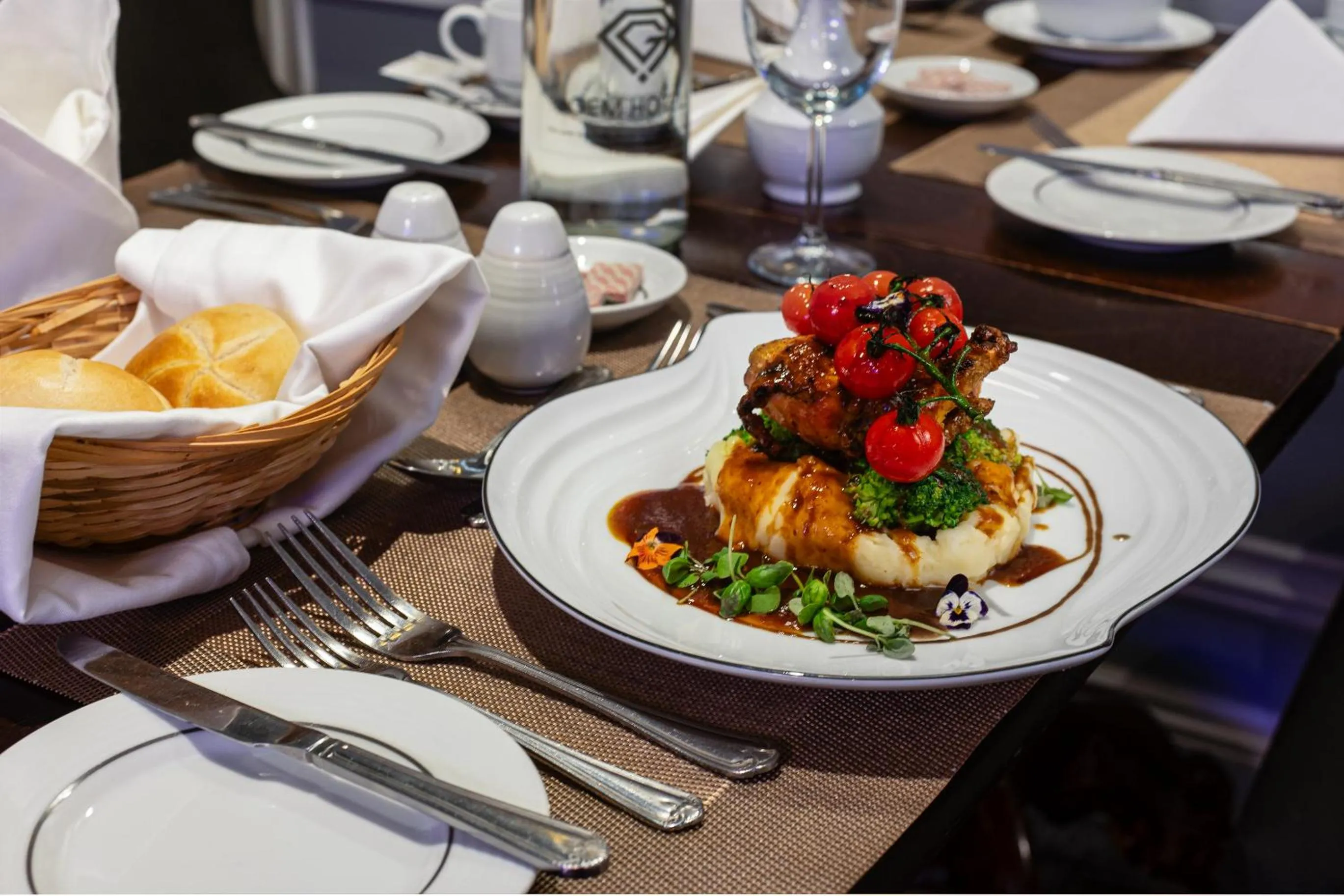 Food and drinks in Gem Fitzrovia Hotel