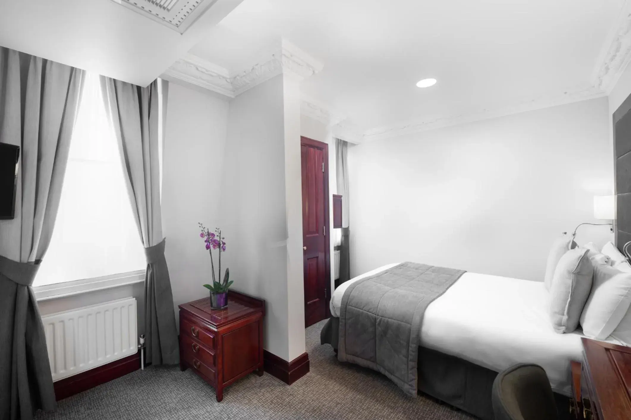 Photo of the whole room, Bed in Gem Fitzrovia Hotel Photo of the whole room, Bed in Gem Fitzrovia Hotel