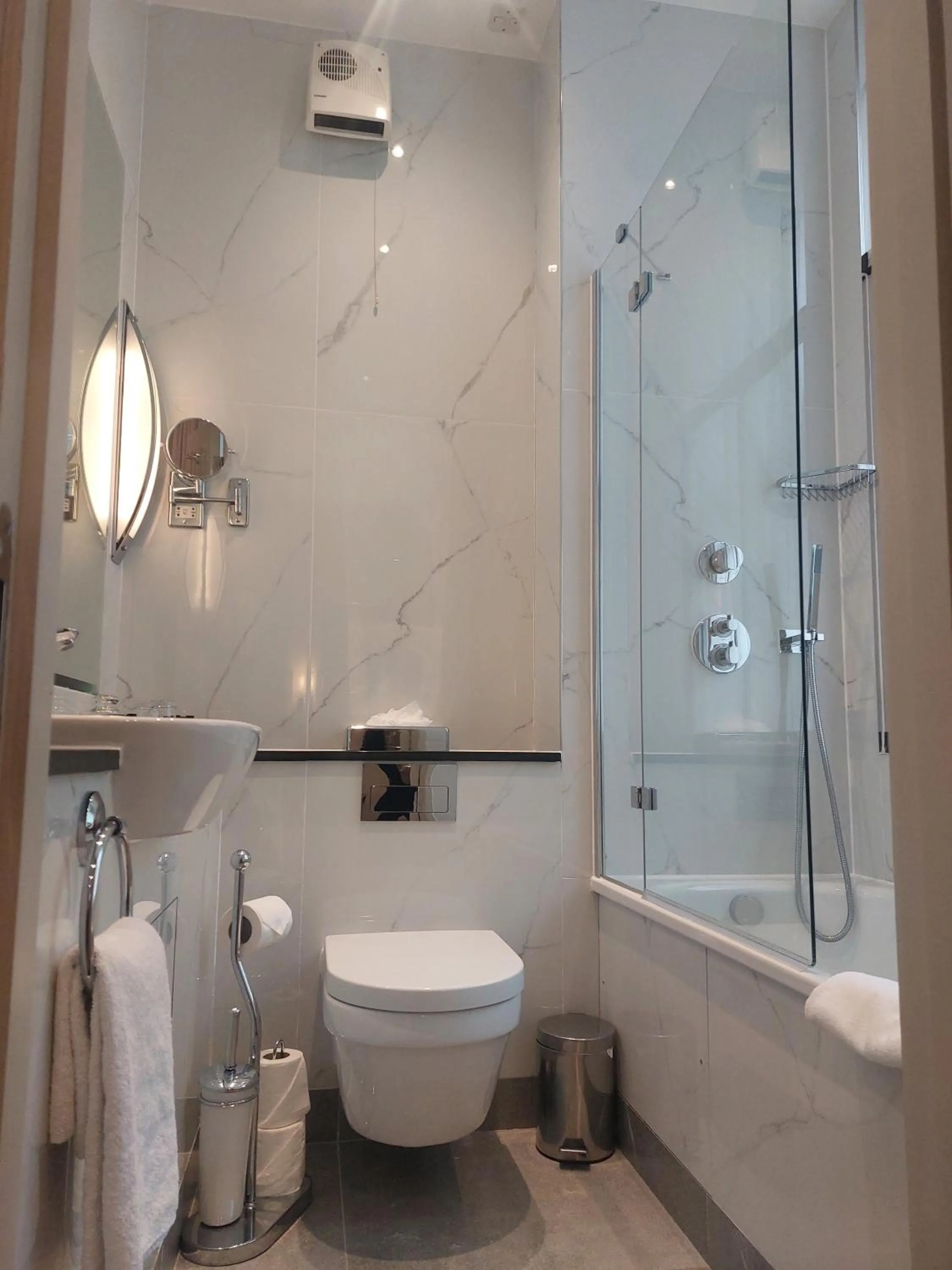 Toilet in Gem Fitzrovia Hotel