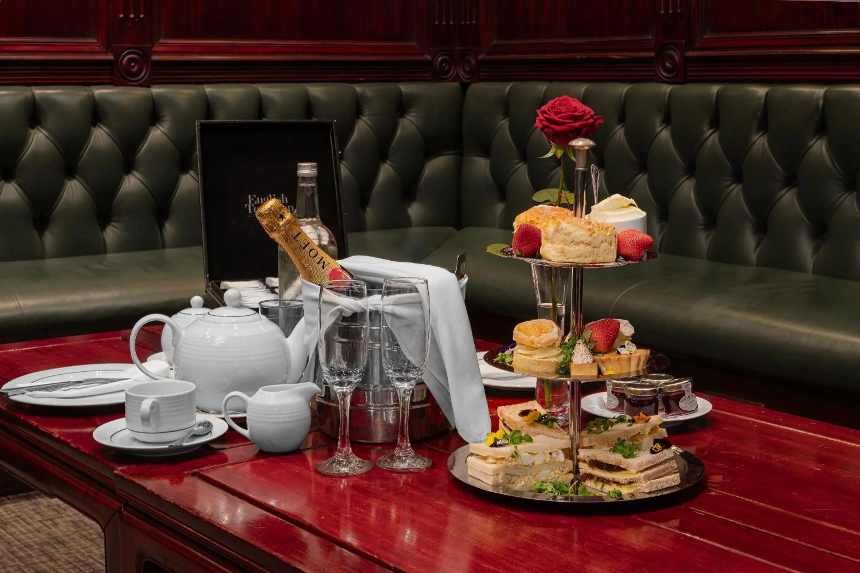 Food and drinks in Gem Fitzrovia Hotel