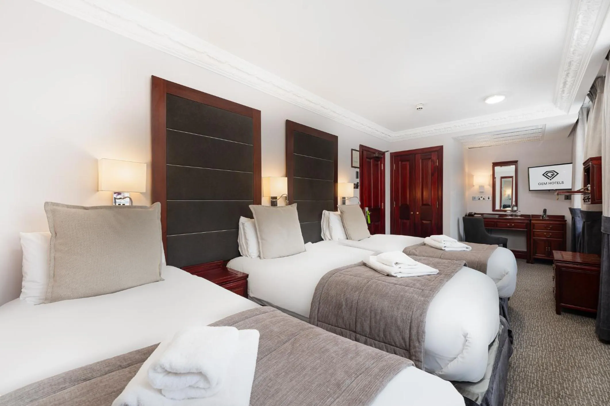 Bathroom, Bed in Gem Fitzrovia Hotel