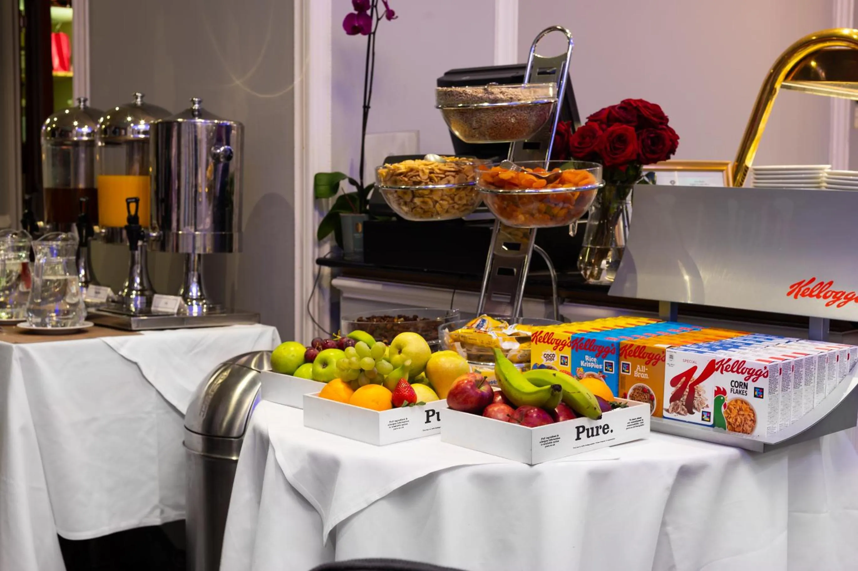 Food and drinks in Gem Fitzrovia Hotel