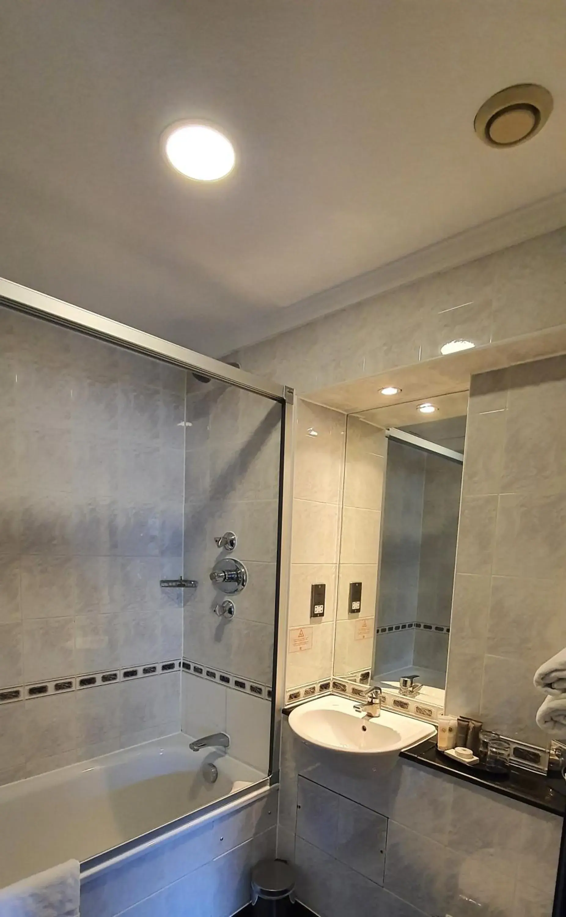 Bathroom in Grange Blooms Hotel