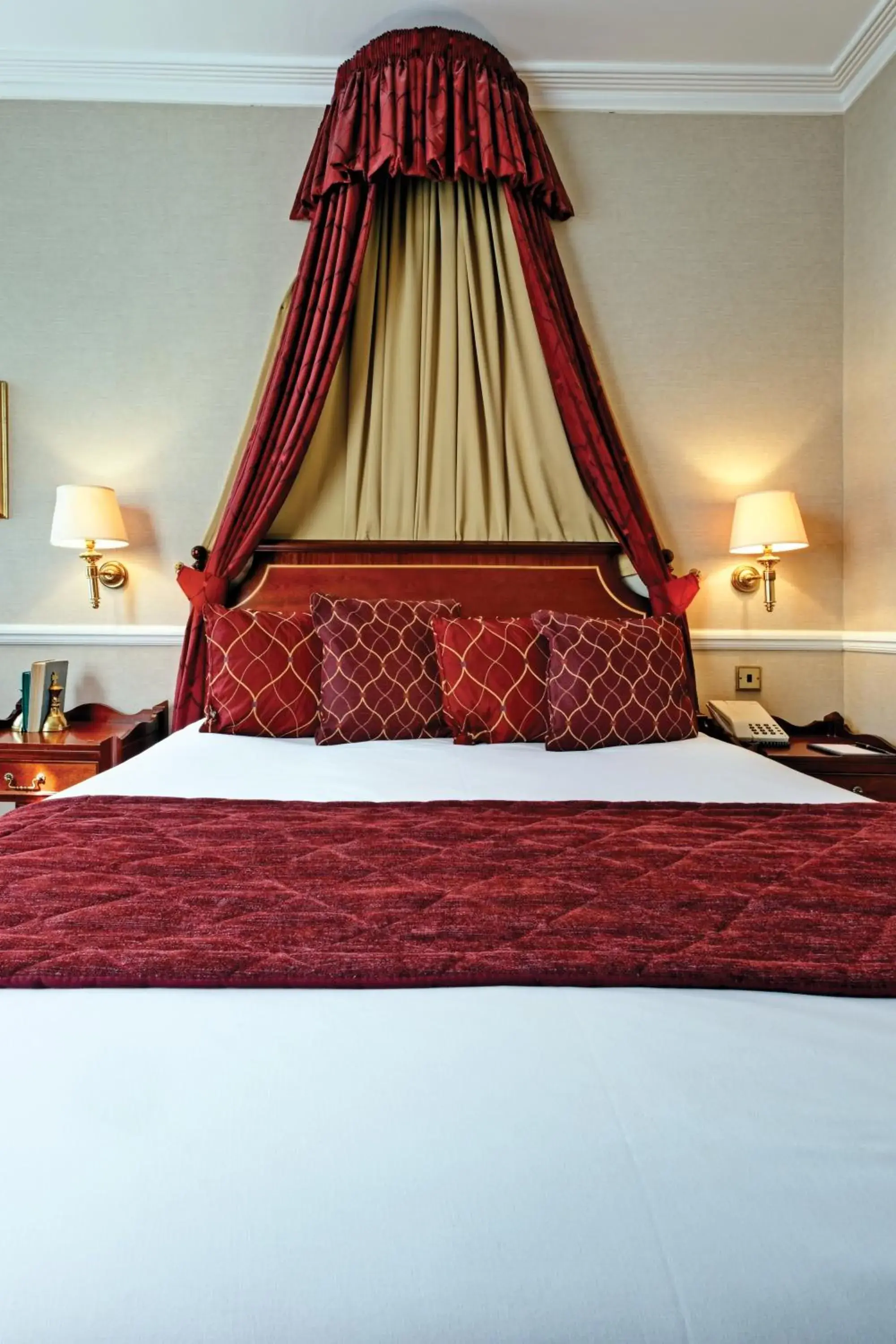 Bed in Grange Blooms Hotel
