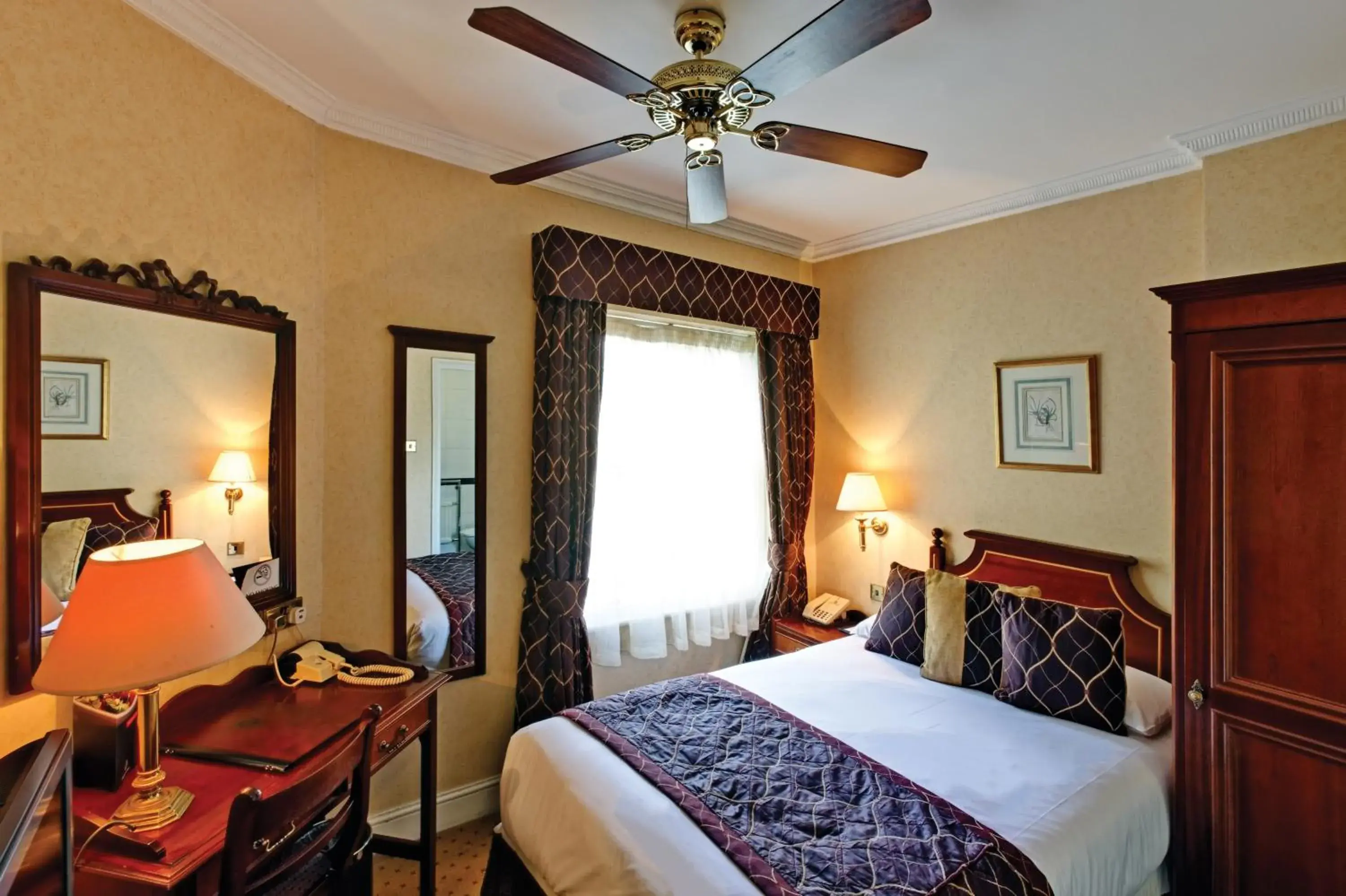 Bedroom, Bed in Grange Blooms Hotel