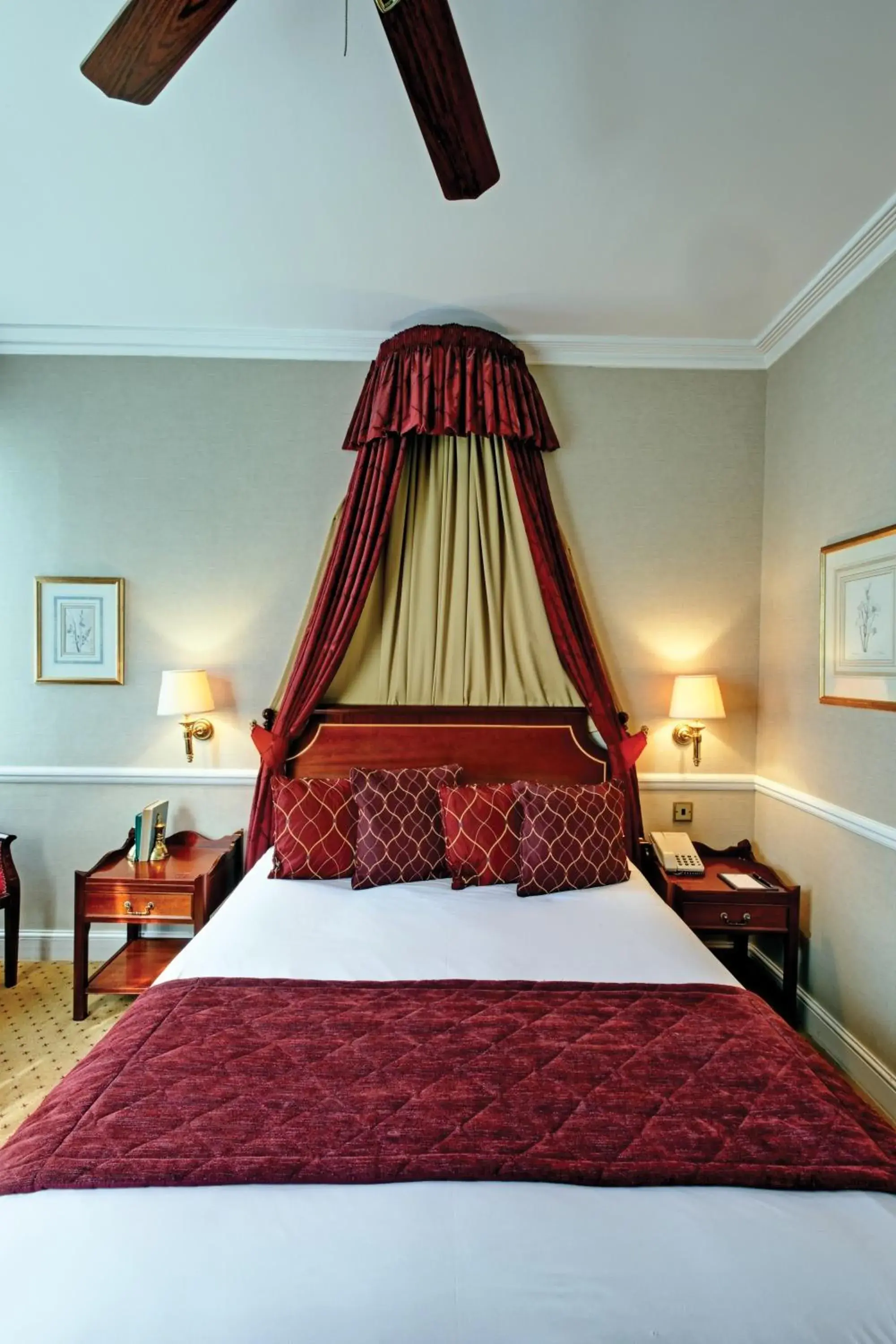 Bed in Grange Blooms Hotel