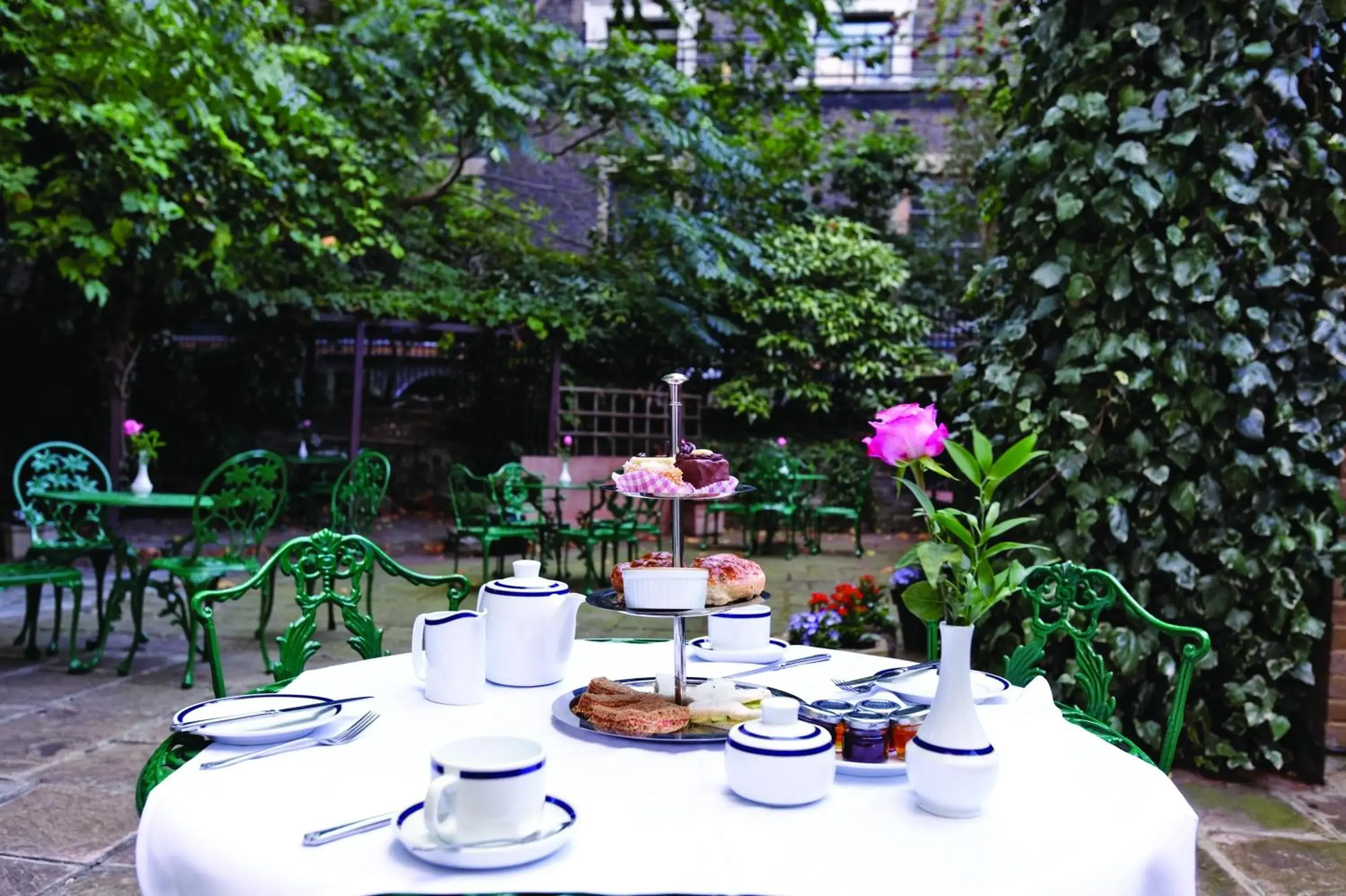 Garden, Restaurant/Places to Eat in Grange Blooms Hotel