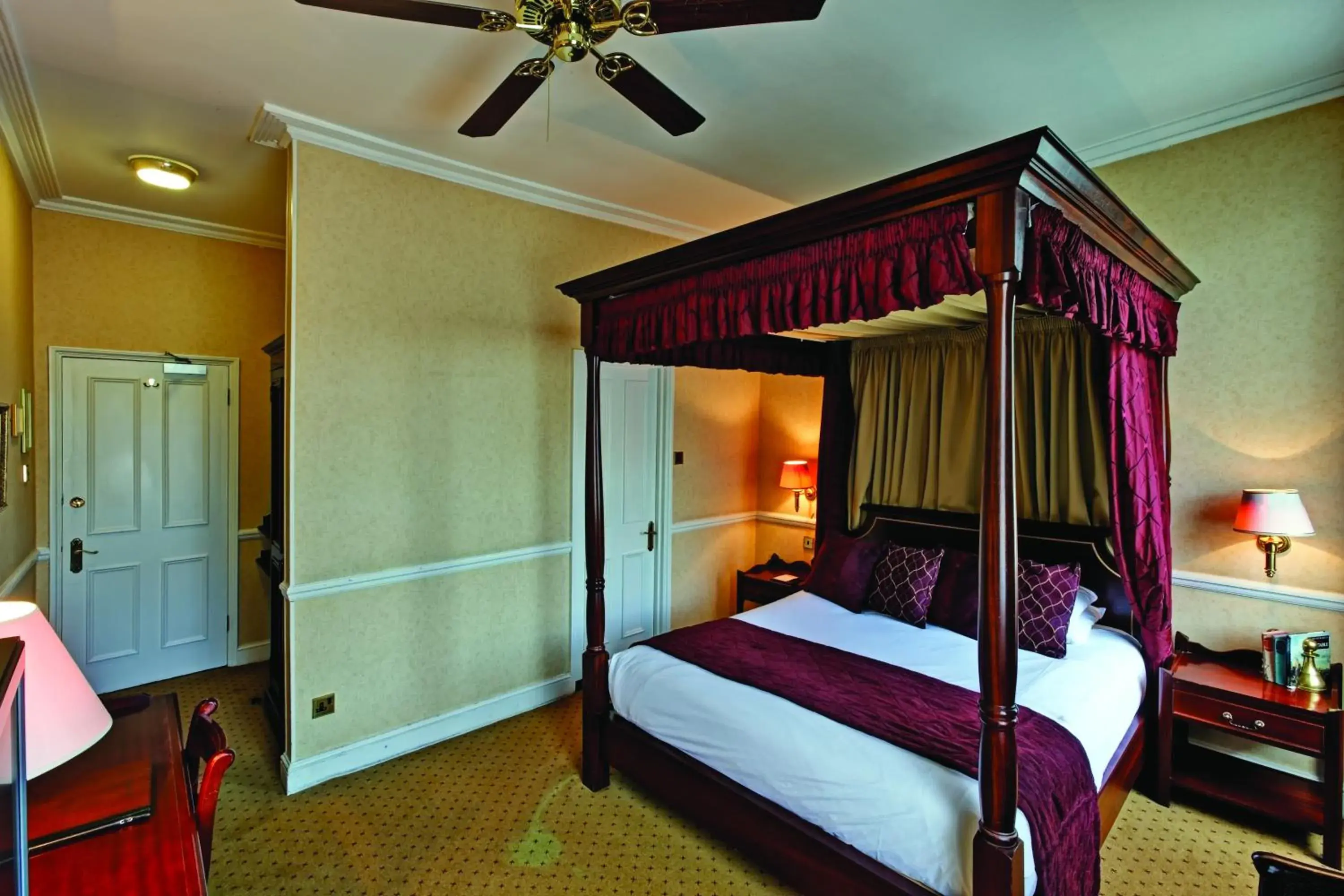 Bedroom, Bed in Grange Blooms Hotel