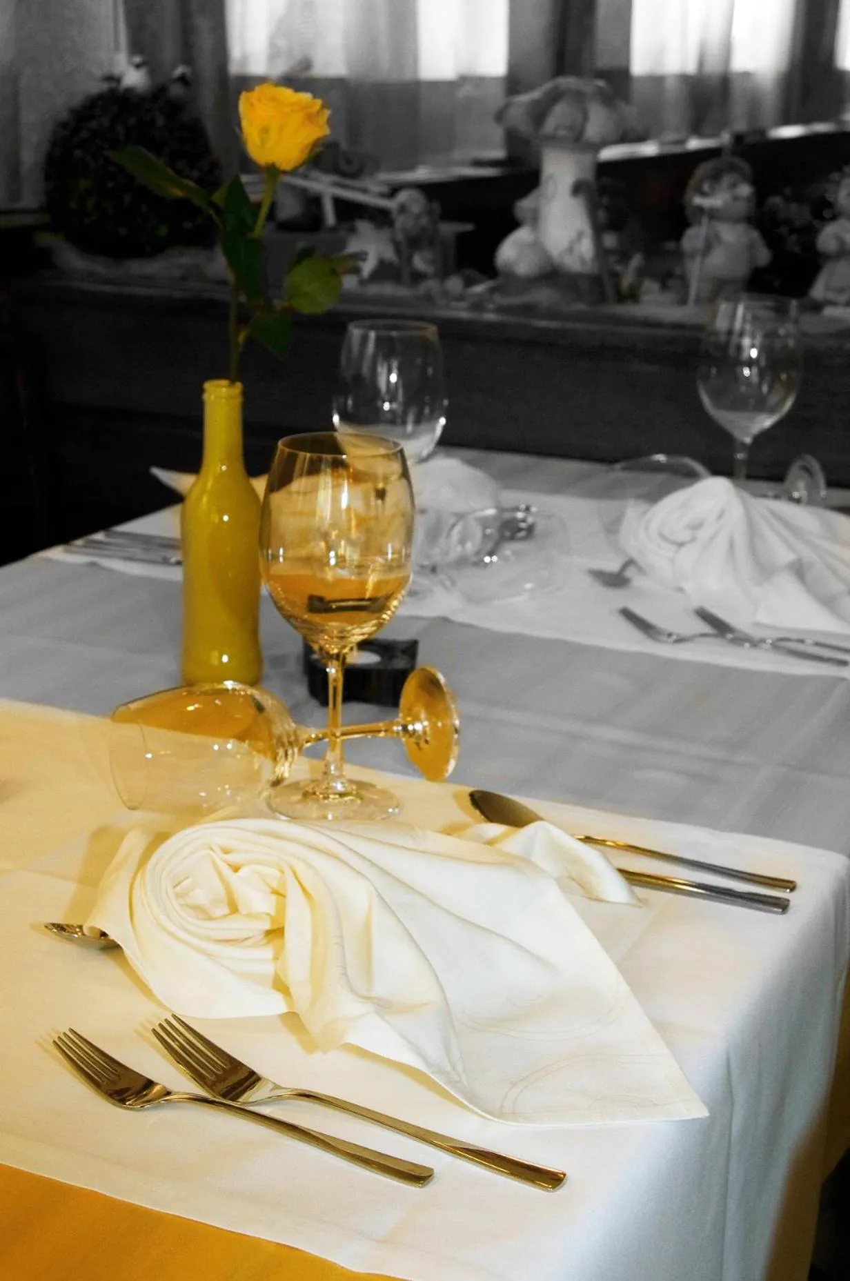 Restaurant/places to eat in Hotel Alpha