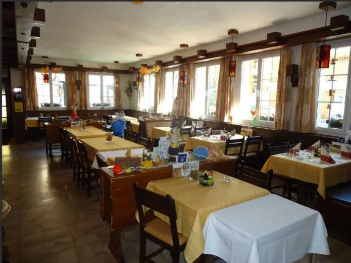 Restaurant/places to eat in Hotel Alpha