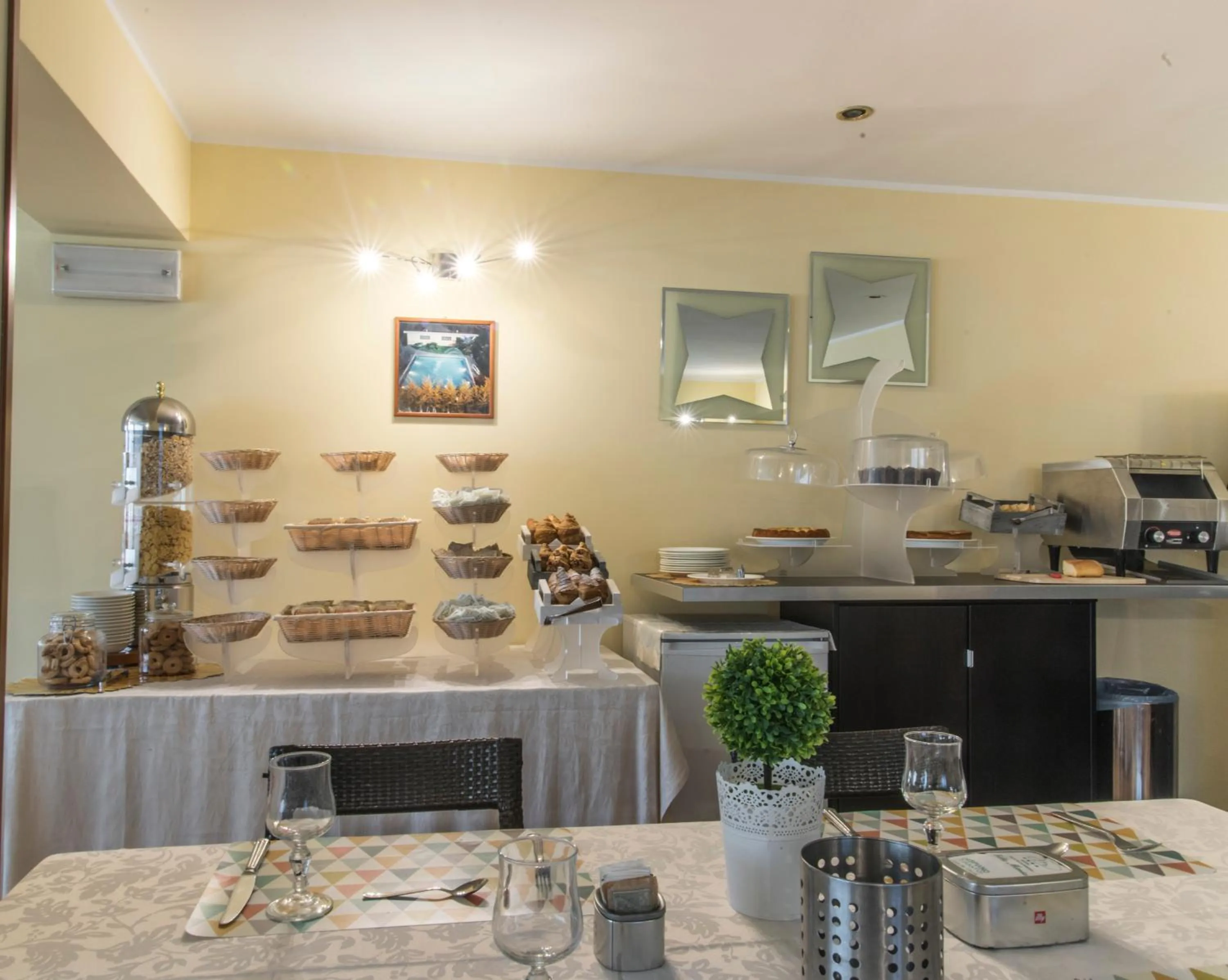 Communal lounge/ TV room in Hotel Villa Maria