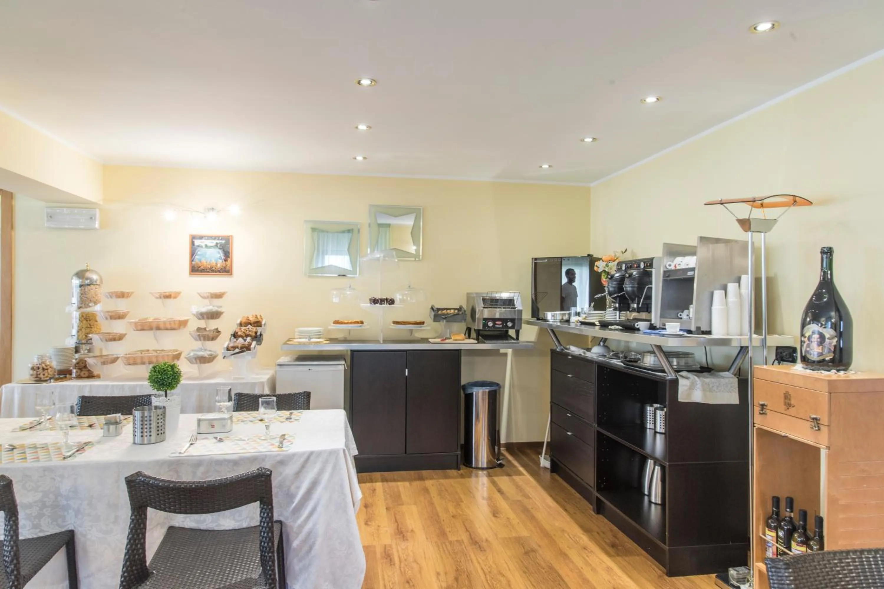 Communal lounge/ TV room in Hotel Villa Maria