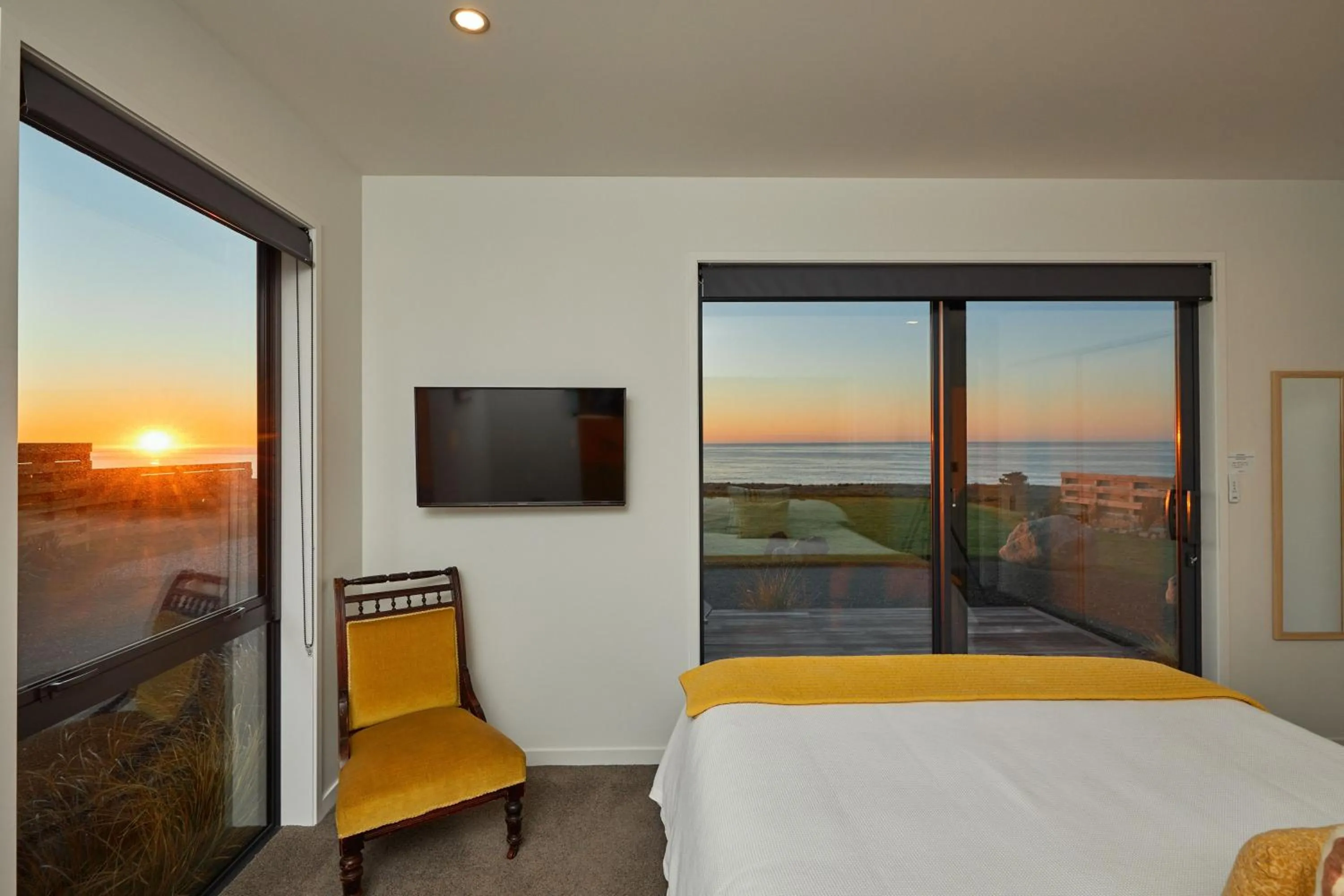 Sunrise, Bed in Glenburn Coastal Retreat