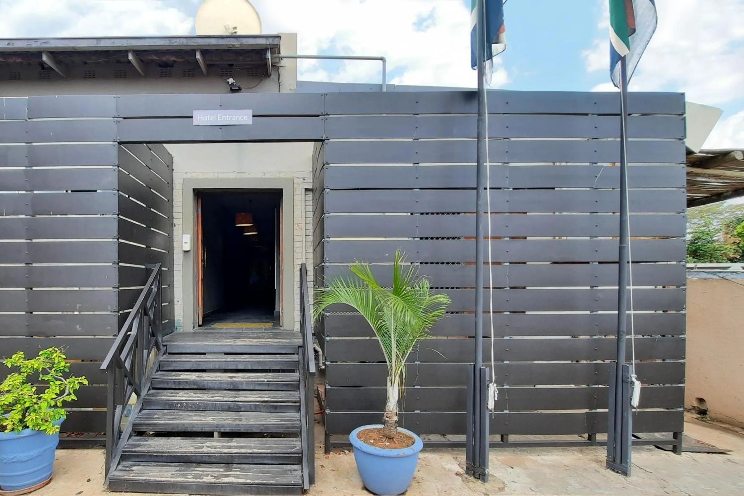 Facade/entrance in Elephant Springs