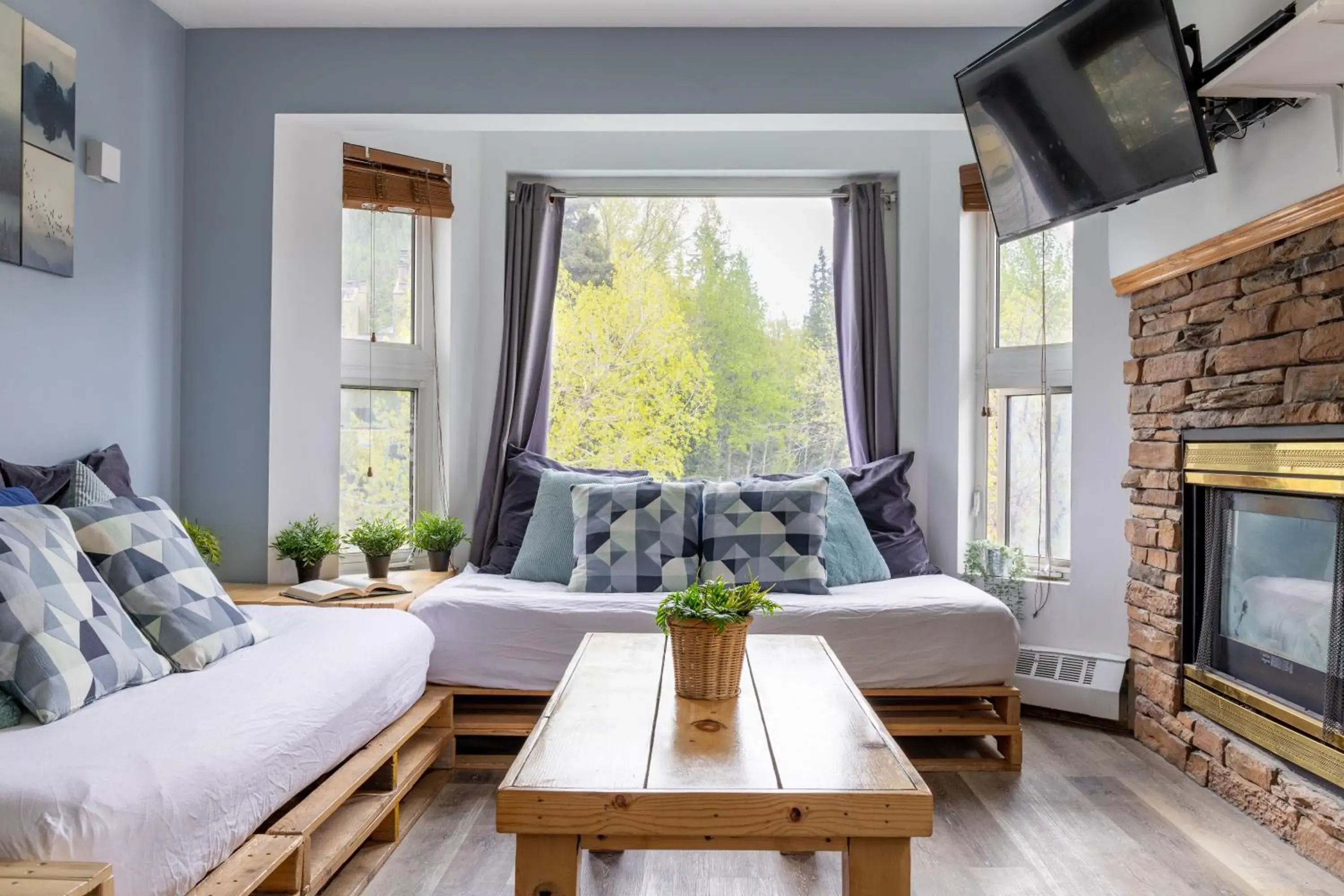 Communal lounge/ TV room, Bed in Samesun Banff Hostel Communal lounge/ TV room, Bed in Samesun Banff Hostel