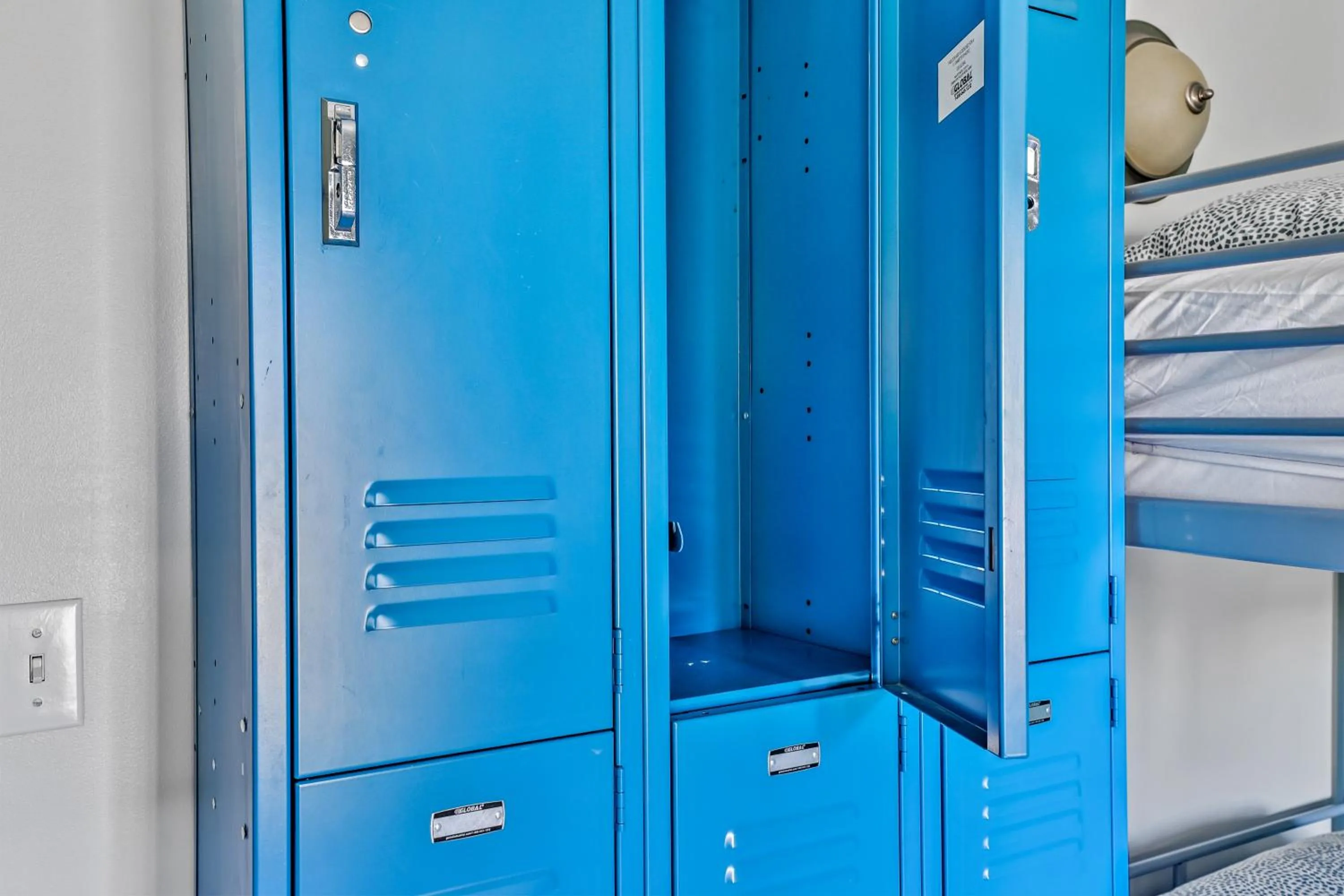 locker in Samesun Banff Hostel