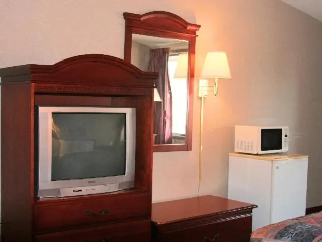 Bedroom, TV/Entertainment Center in Shayona Inn Eden