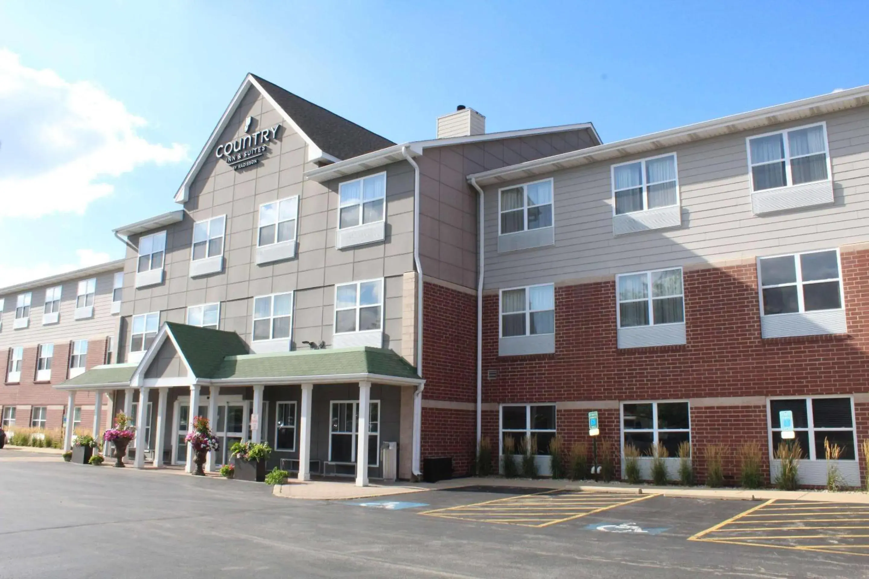 Property building in Country Inn & Suites by Radisson, Crystal Lake, IL Property building in Country Inn & Suites by Radisson, Crystal Lake, IL