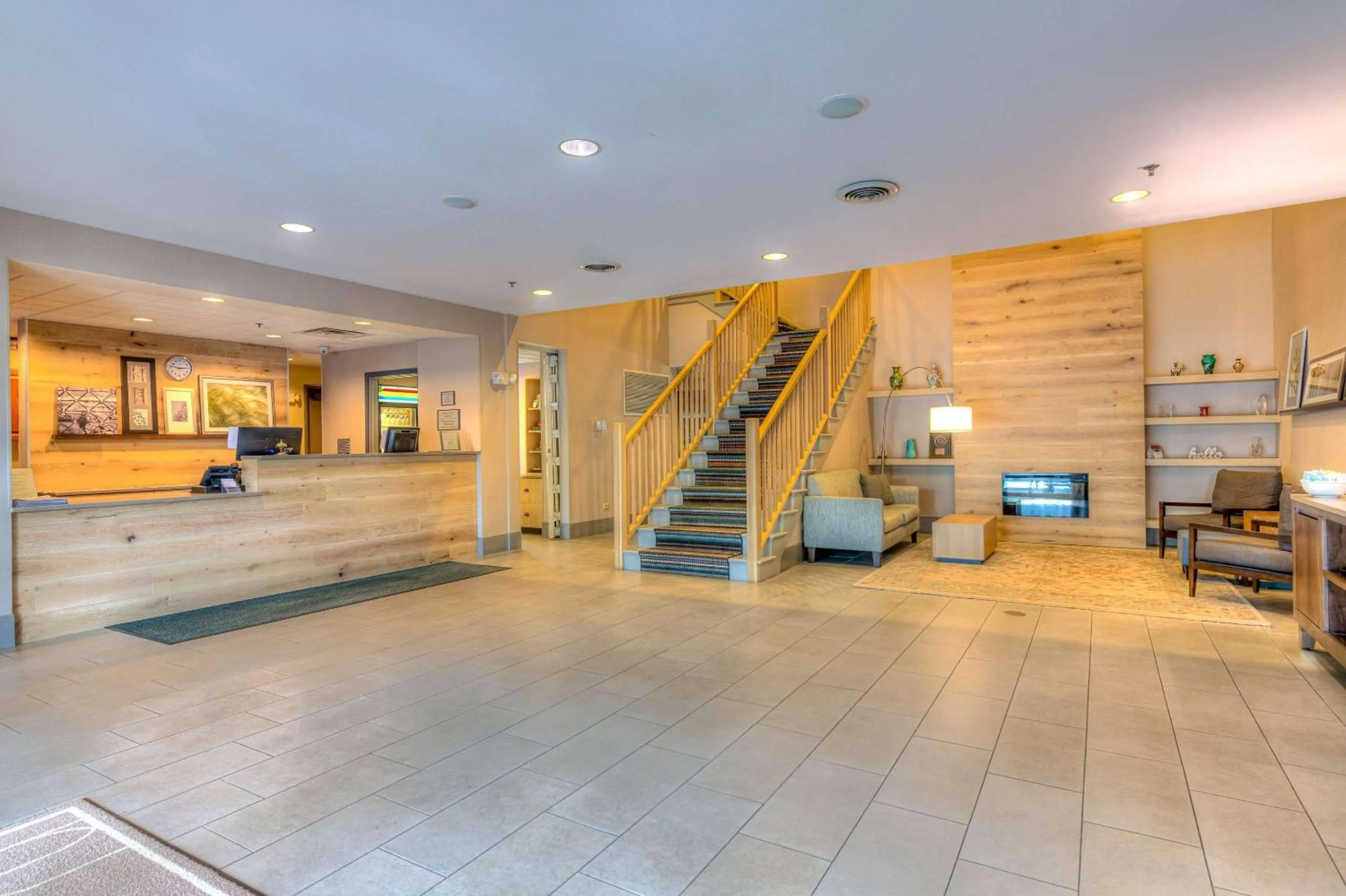 Lobby or reception in Country Inn & Suites by Radisson, Crystal Lake, IL