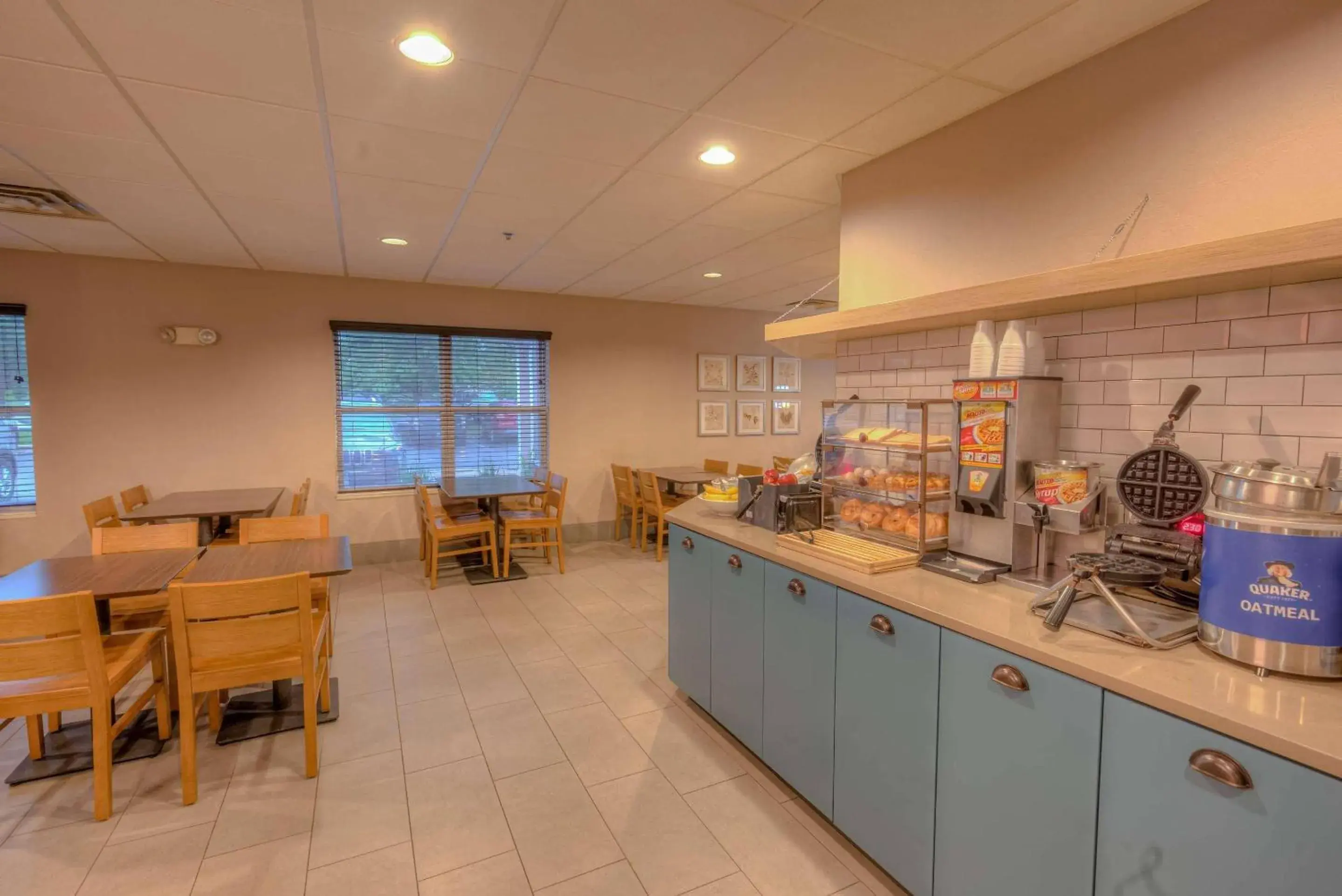 Breakfast in Country Inn & Suites by Radisson, Crystal Lake, IL Breakfast in Country Inn & Suites by Radisson, Crystal Lake, IL