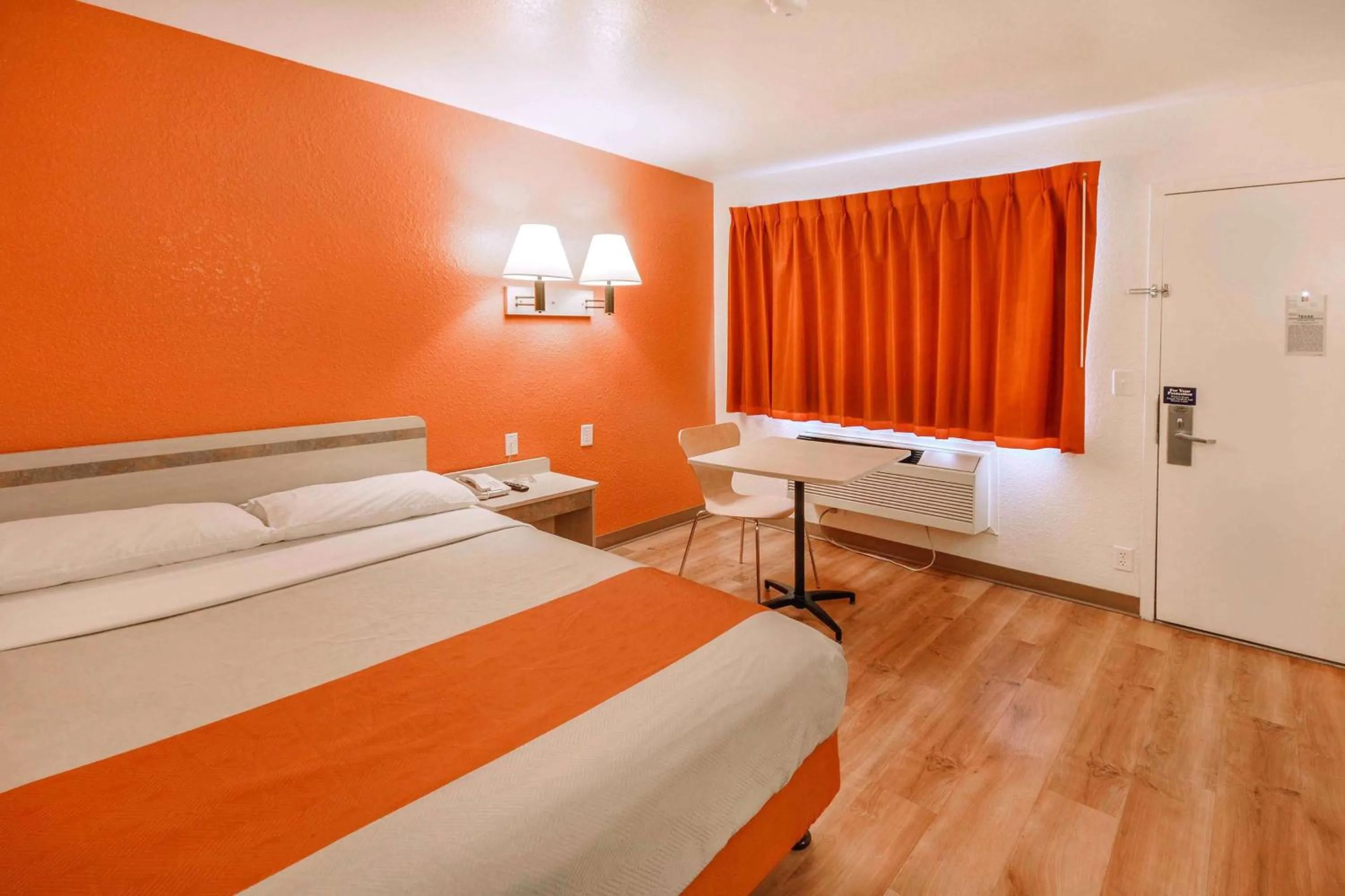 Photo of the whole room, Bed in Motel 6-Huntsville, TX