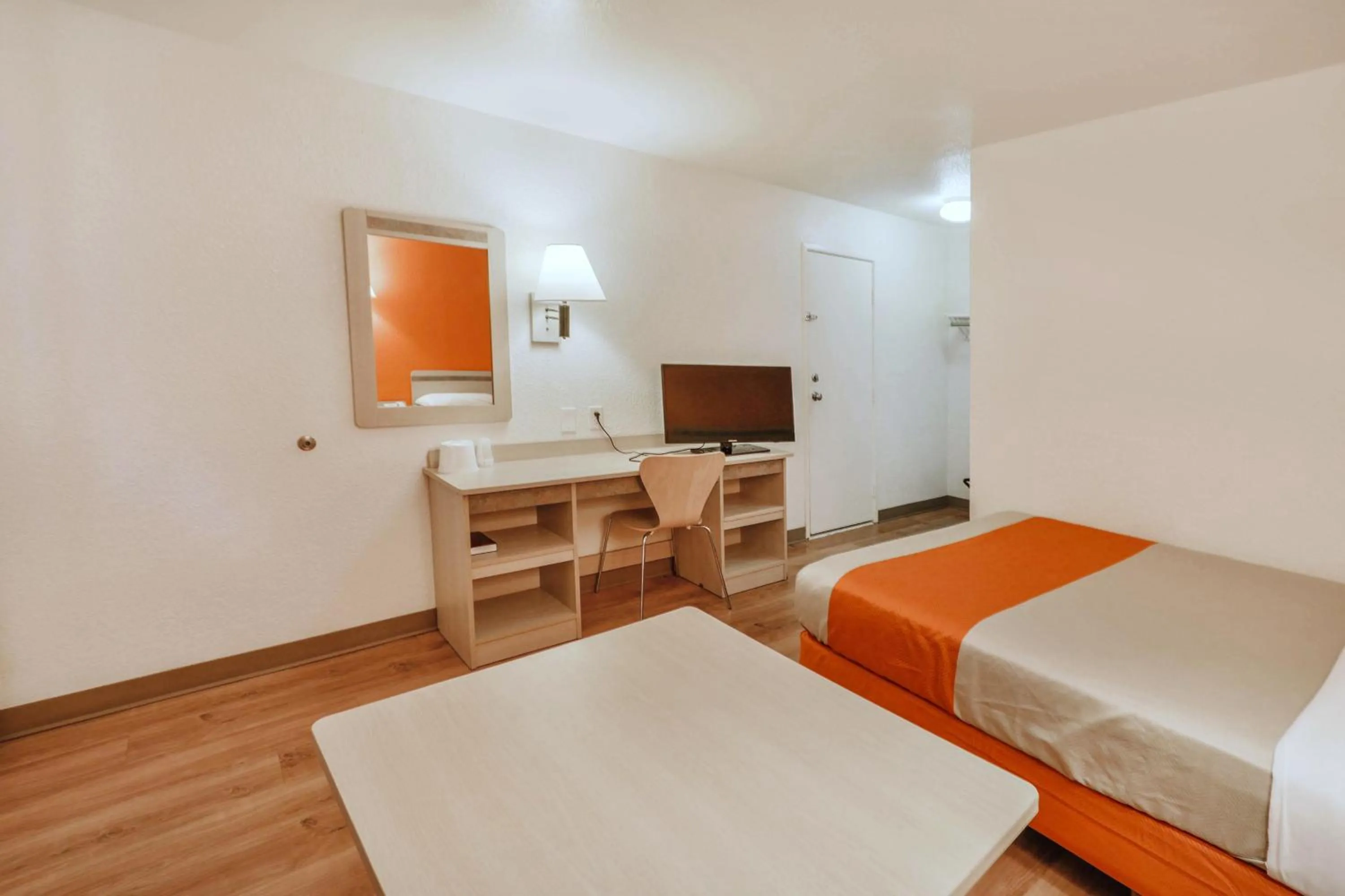 Bedroom, Bed in Motel 6-Huntsville, TX