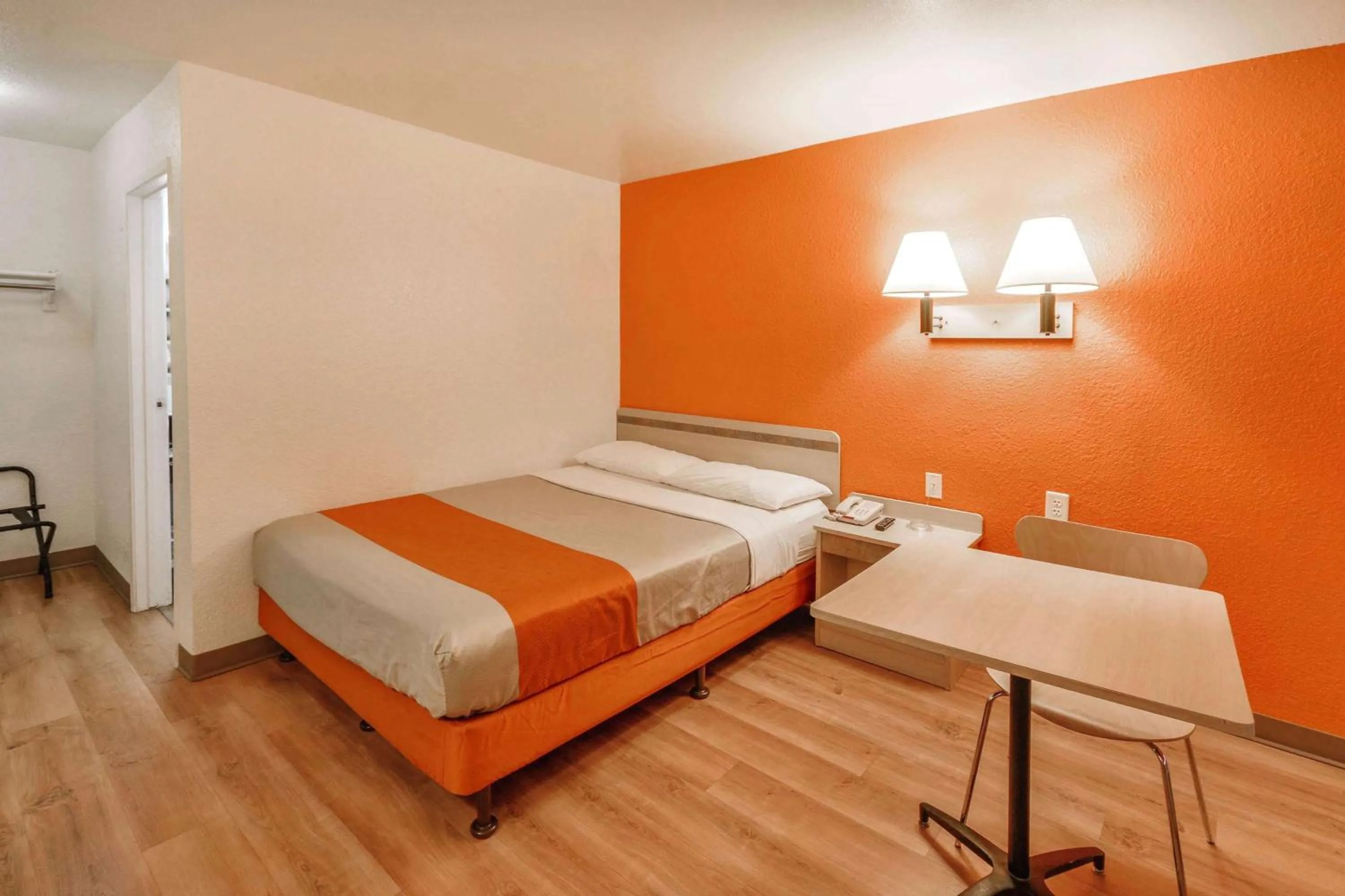 Photo of the whole room, Bed in Motel 6-Huntsville, TX