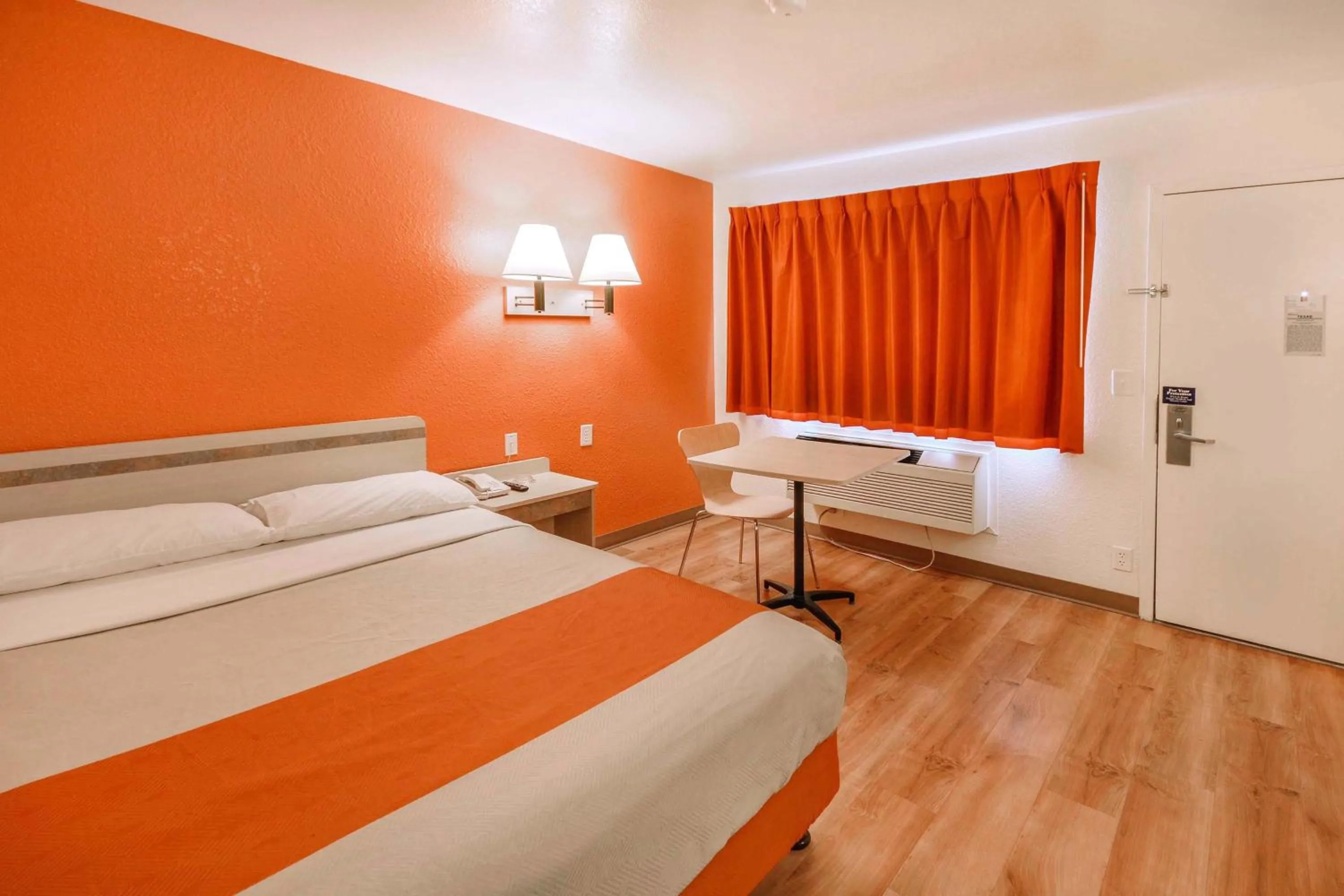 Bedroom, Bed in Motel 6-Huntsville, TX