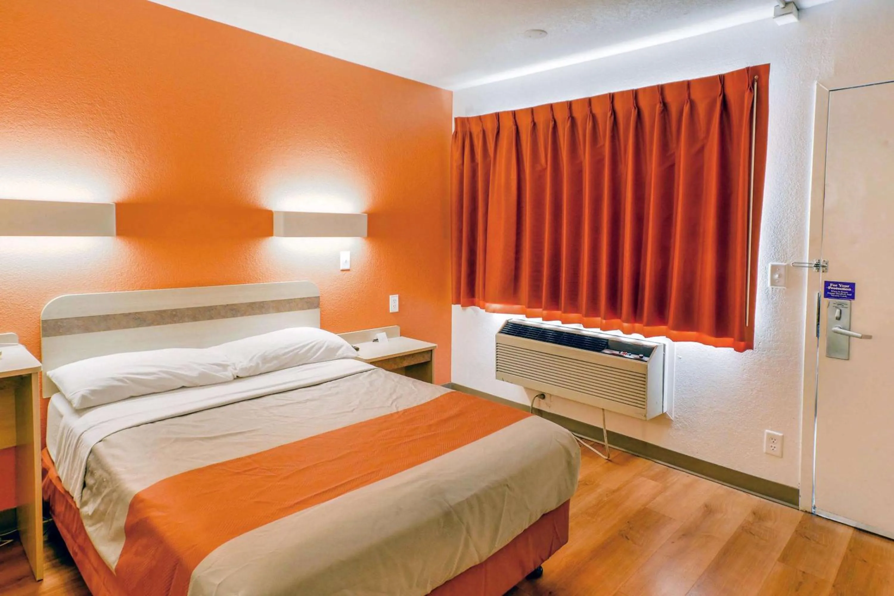 Photo of the whole room, Bed in Motel 6-Huntsville, TX