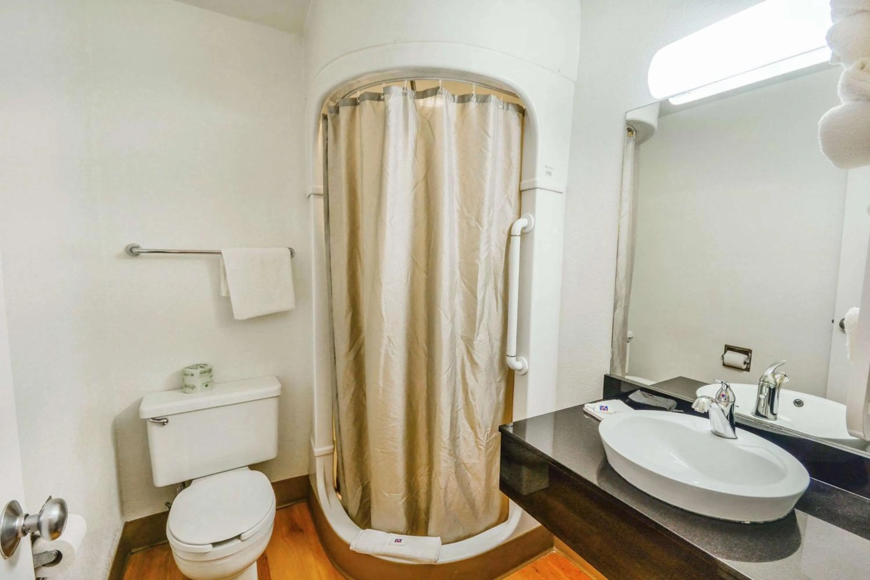 Photo of the whole room in Motel 6-Huntsville, TX