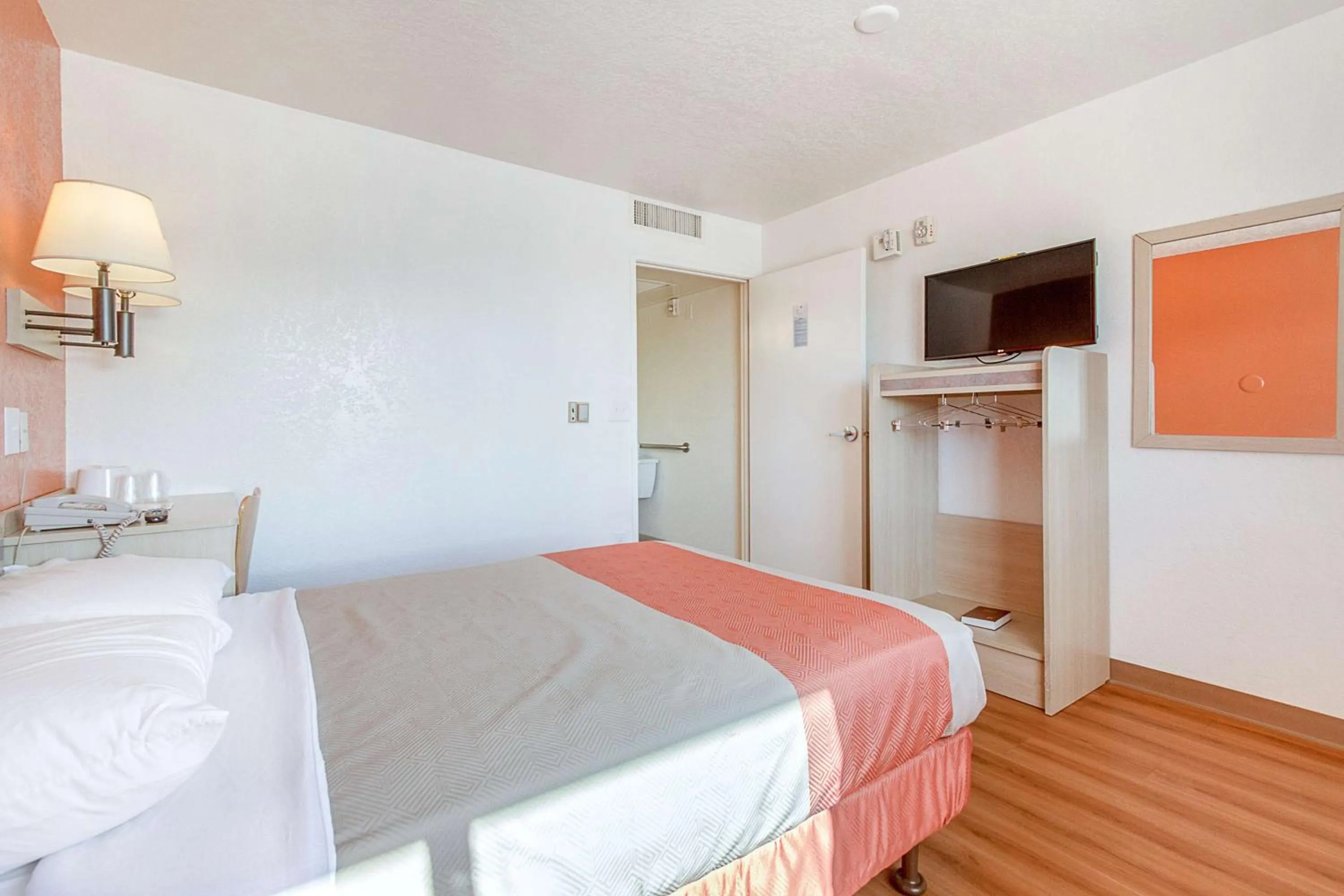 TV and multimedia, Bed in Motel 6-Phoenix, AZ - North Bell Road