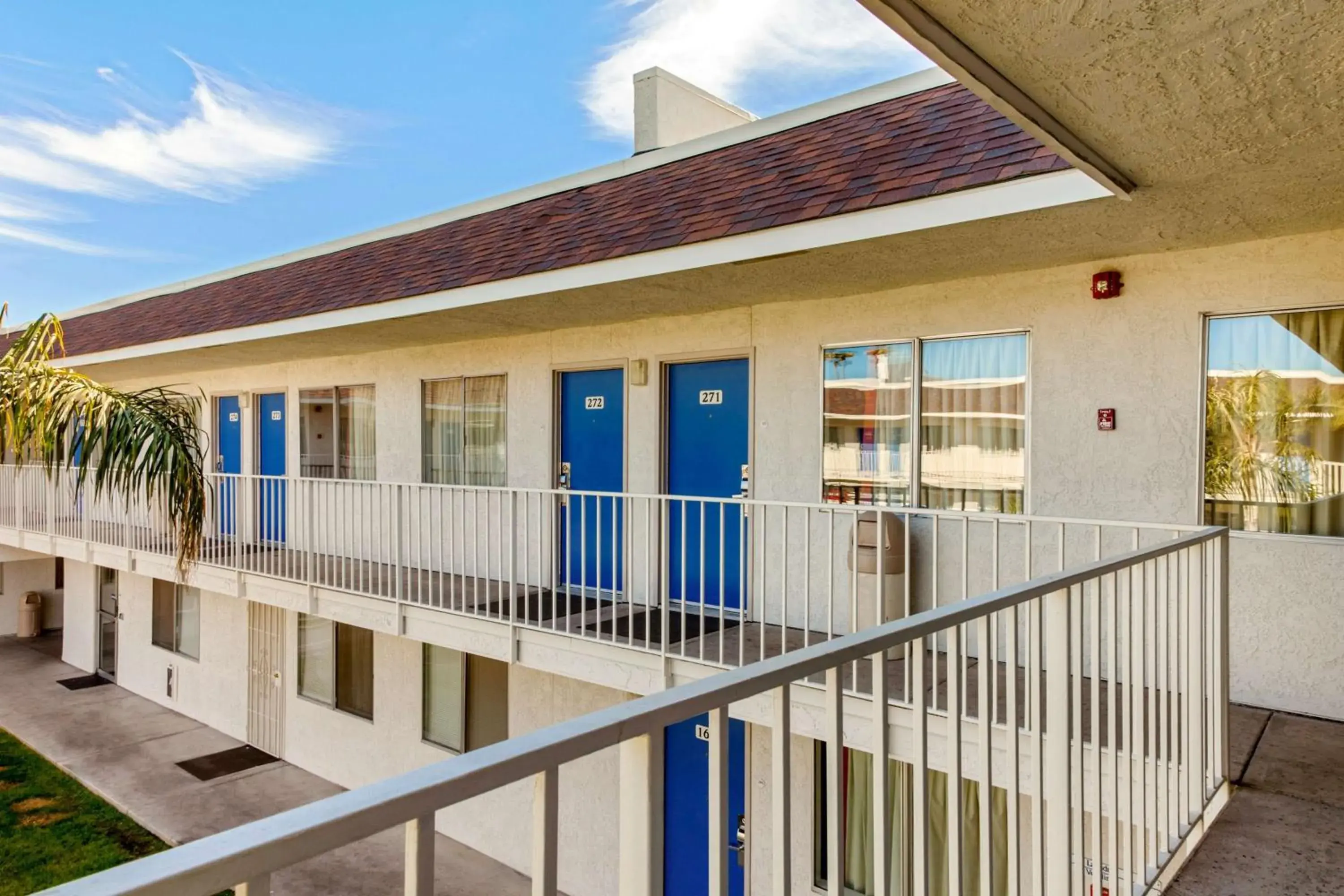 Property building in Motel 6-Phoenix, AZ - North Bell Road Property building in Motel 6-Phoenix, AZ - North Bell Road