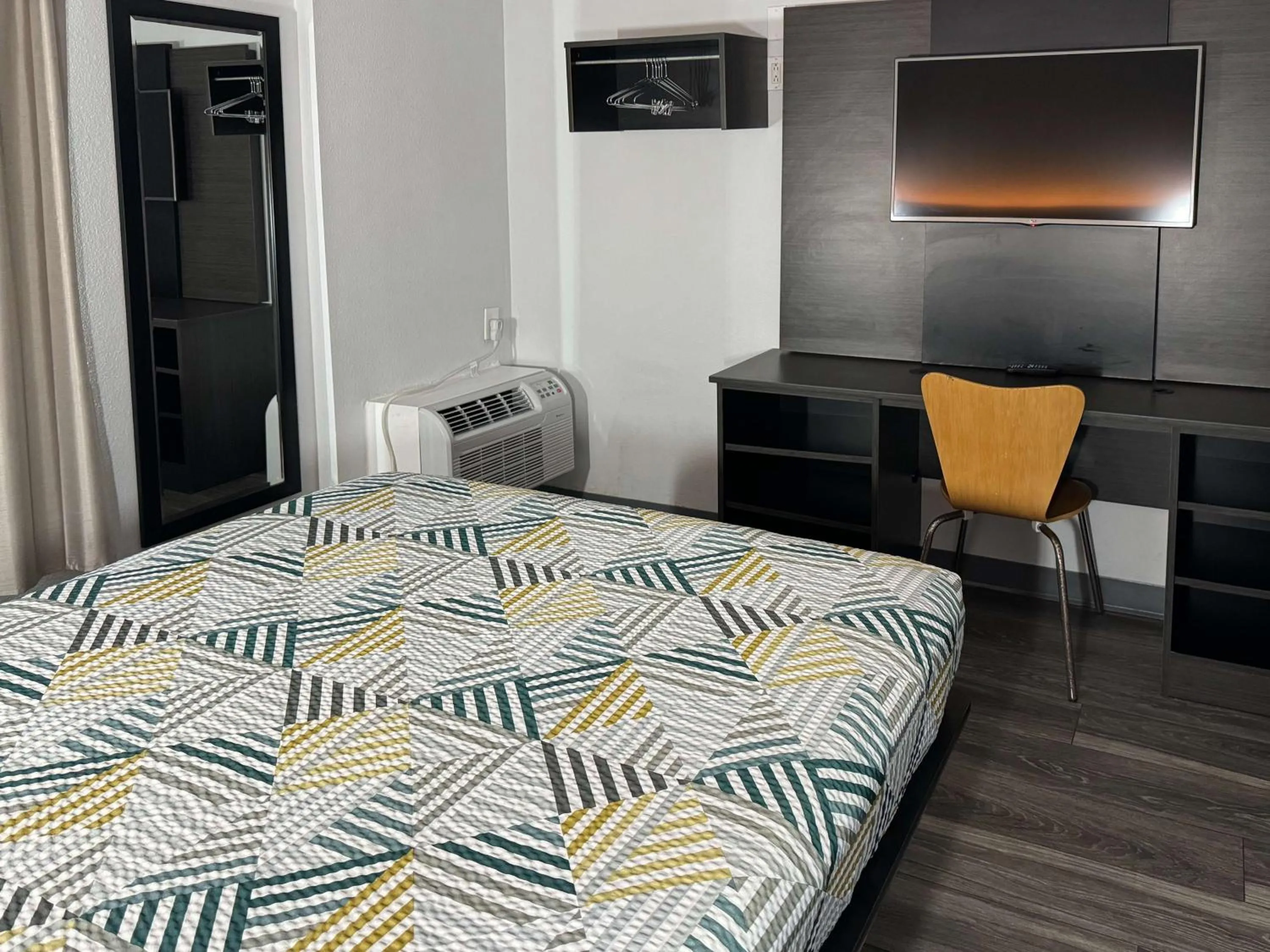 Bedroom, Bed in Motel 6-Brownsville, TX