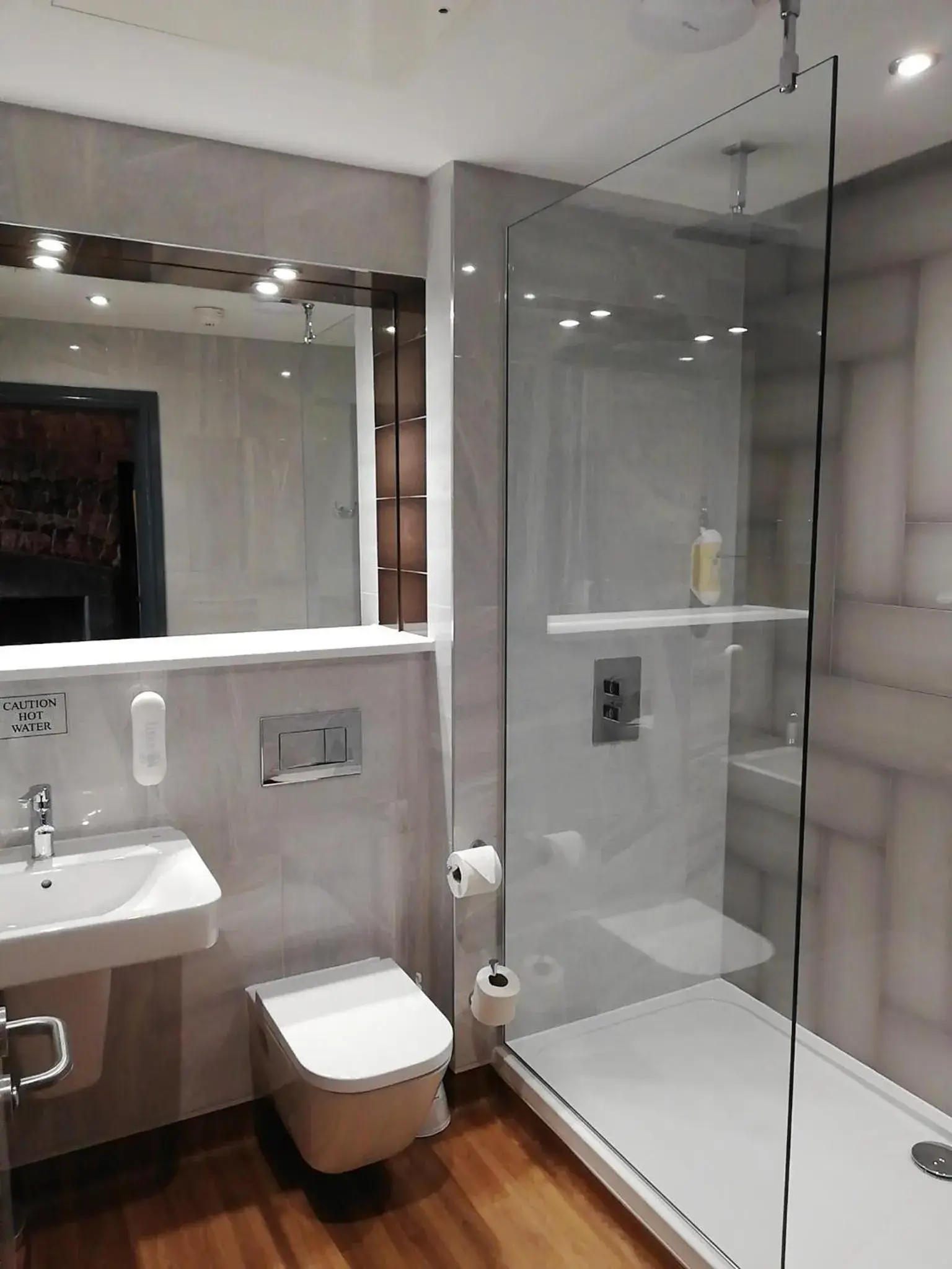 Double Room in The Old Borough Hotel - Wetherspoon Double Room in The Old Borough Hotel - Wetherspoon