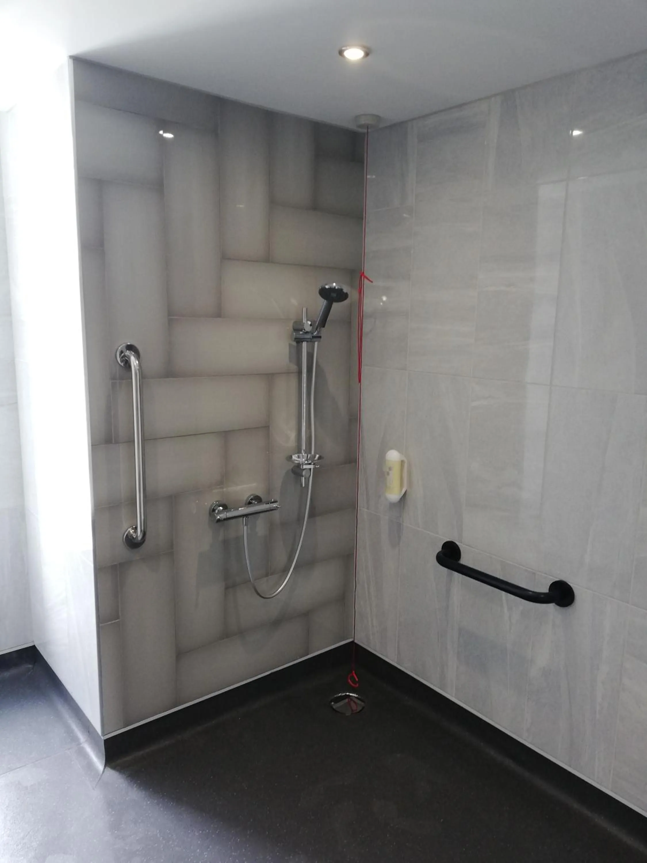 Shower in The Old Borough Hotel - Wetherspoon