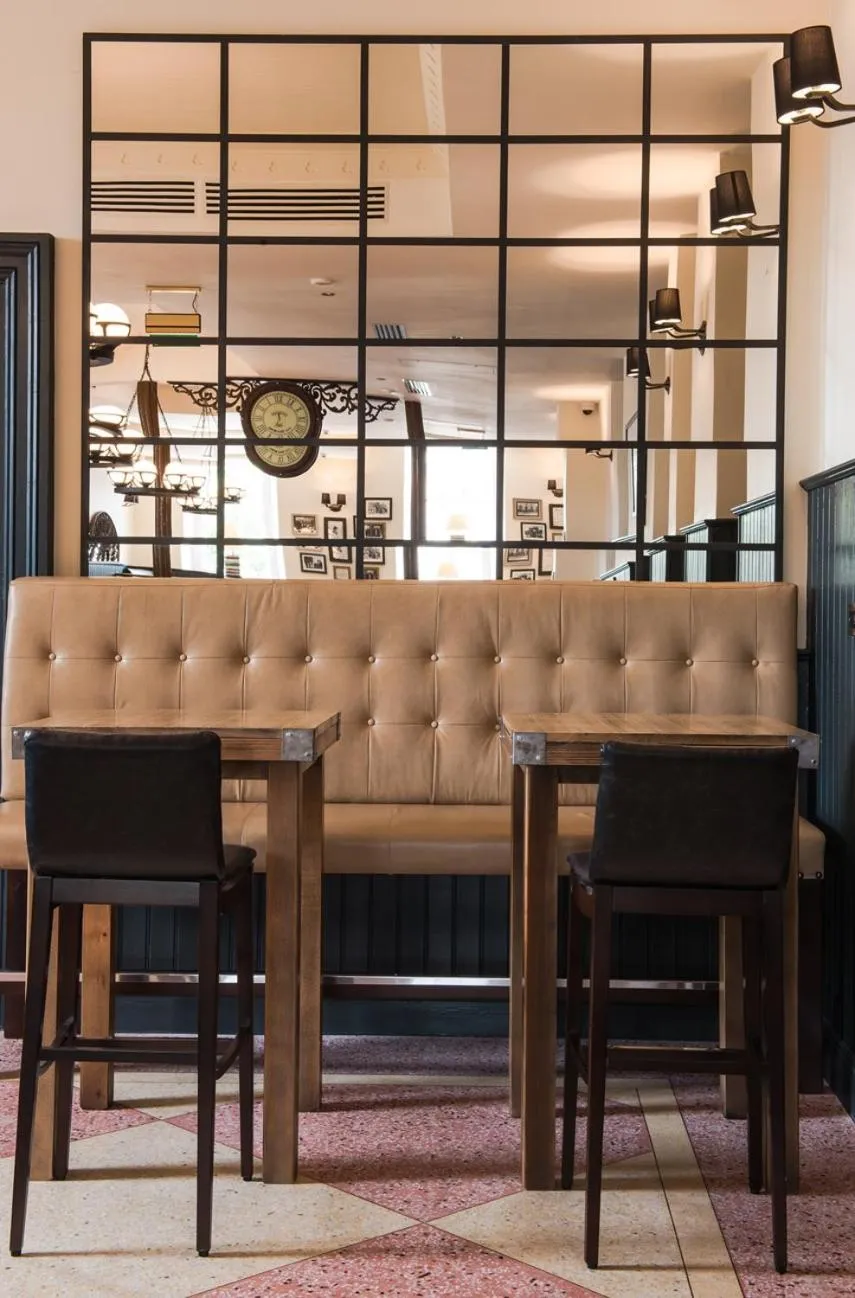 Lounge or bar in The Old Borough Hotel - Wetherspoon