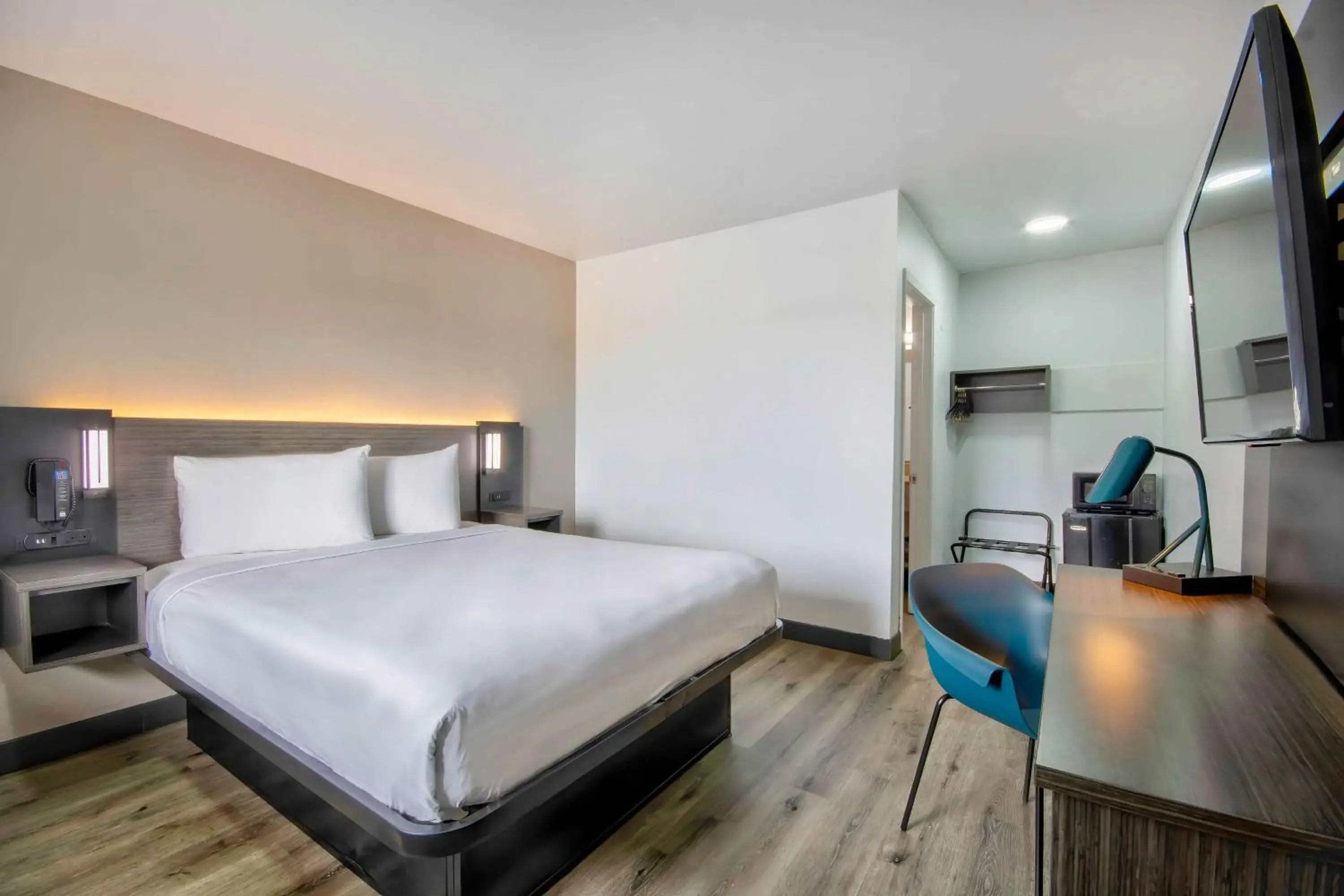 Bedroom, Bed in Motel 6-Austin, TX - North Bedroom, Bed in Motel 6-Austin, TX - North