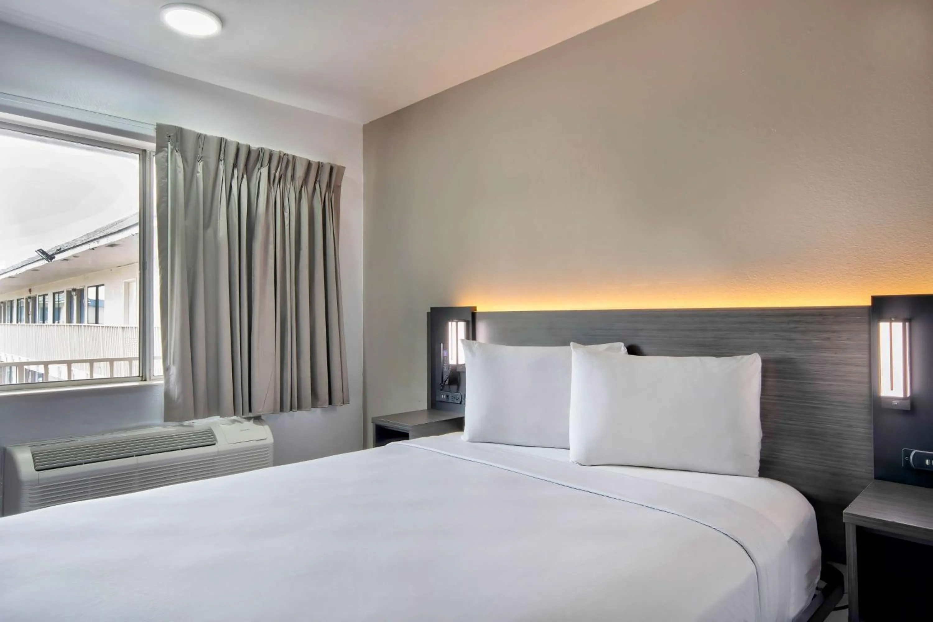 Bedroom, Bed in Motel 6-Austin, TX - North