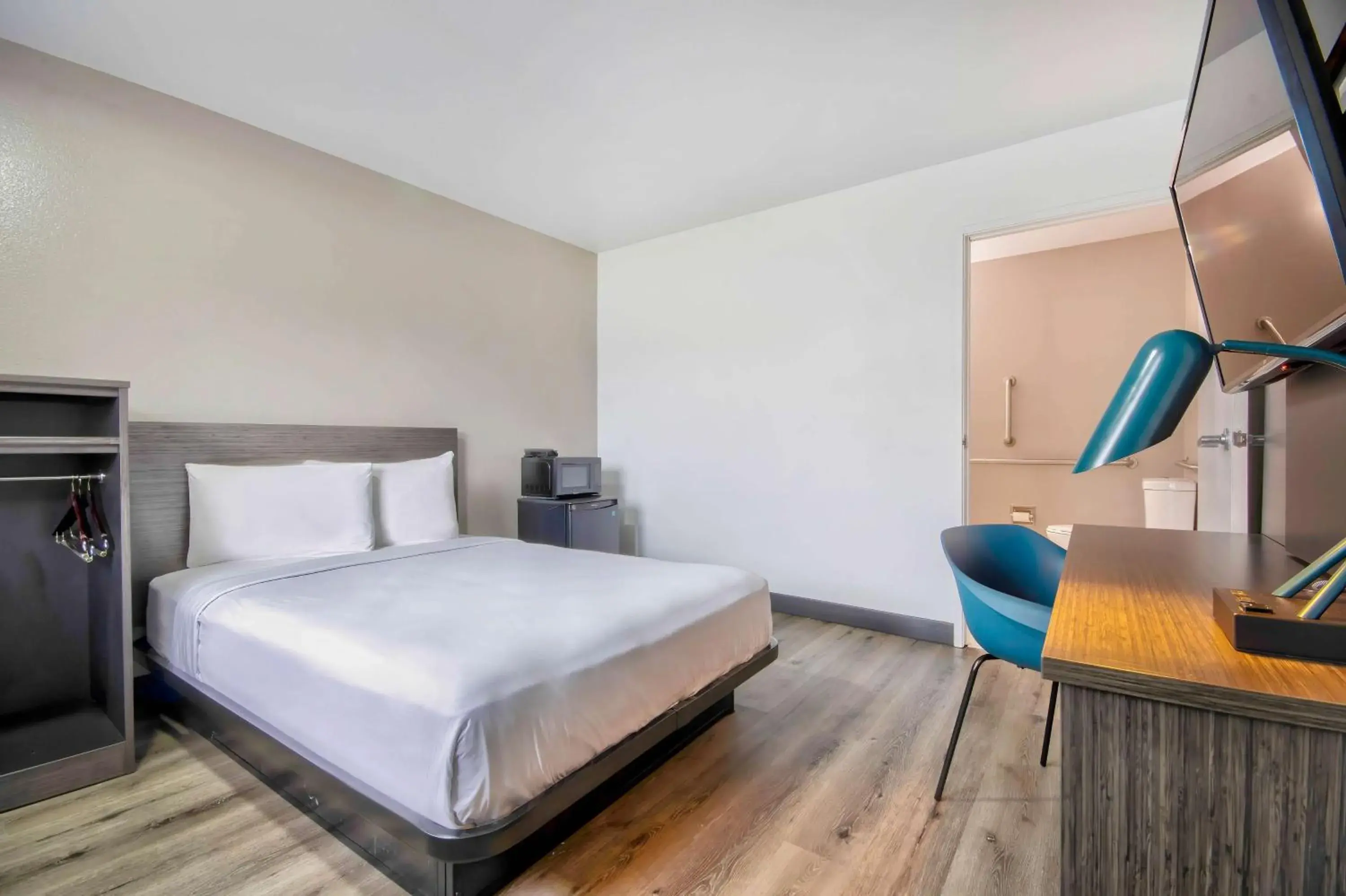 Deluxe Queen Room - Non-Smoking in Motel 6-Austin, TX - North Deluxe Queen Room - Non-Smoking in Motel 6-Austin, TX - North