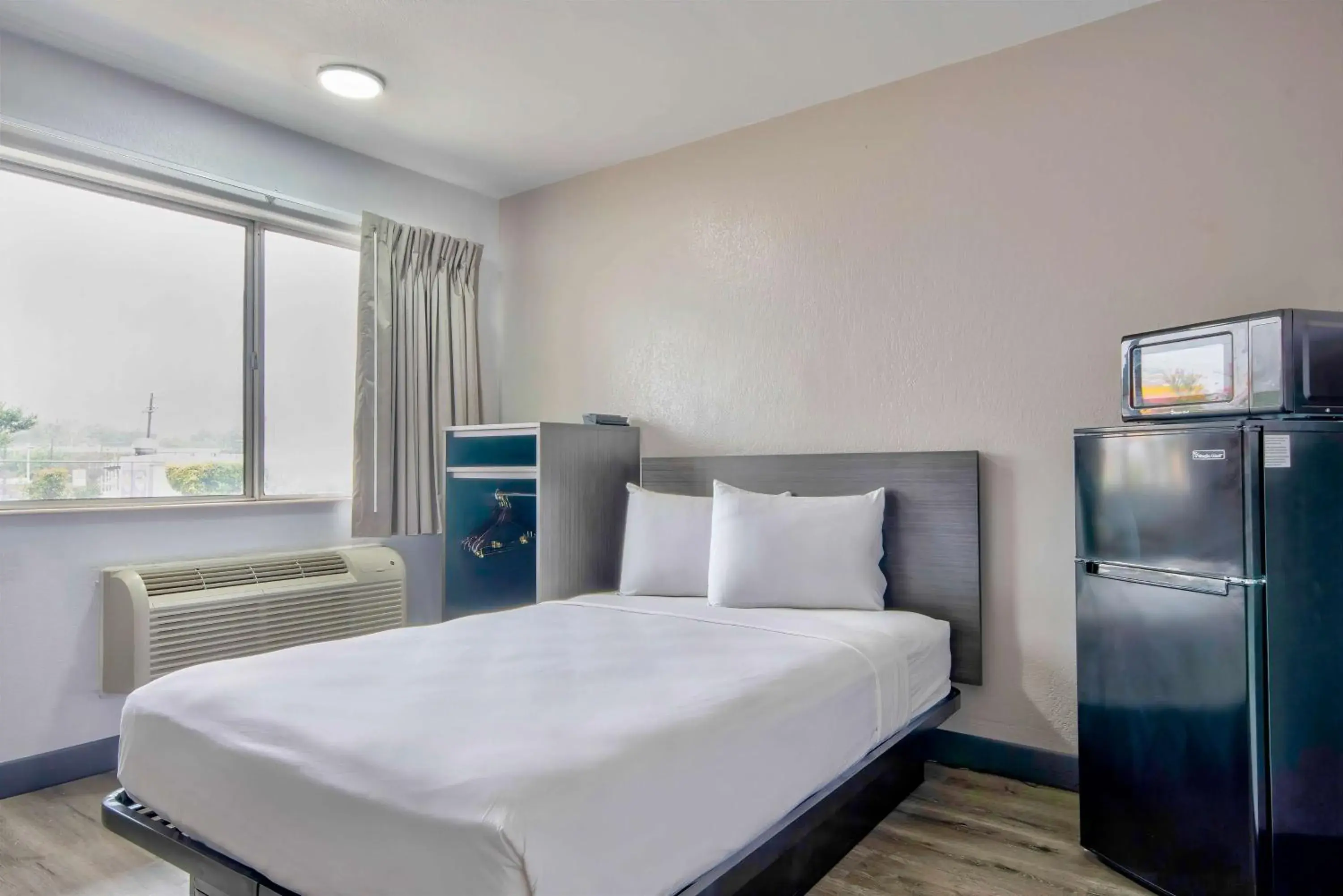 Bedroom, Bed in Motel 6-Austin, TX - North Bedroom, Bed in Motel 6-Austin, TX - North