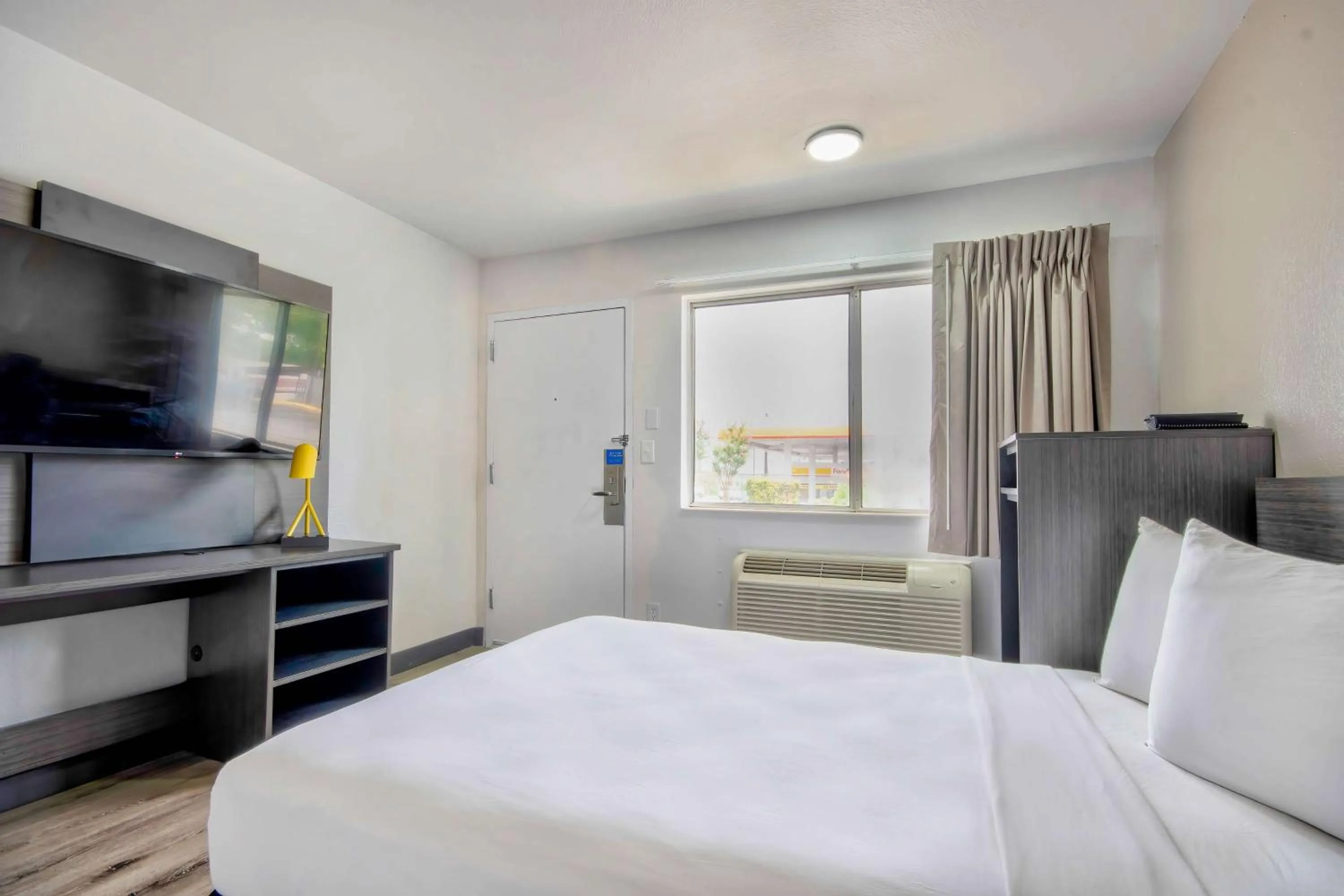 Bedroom, Bed in Motel 6-Austin, TX - North