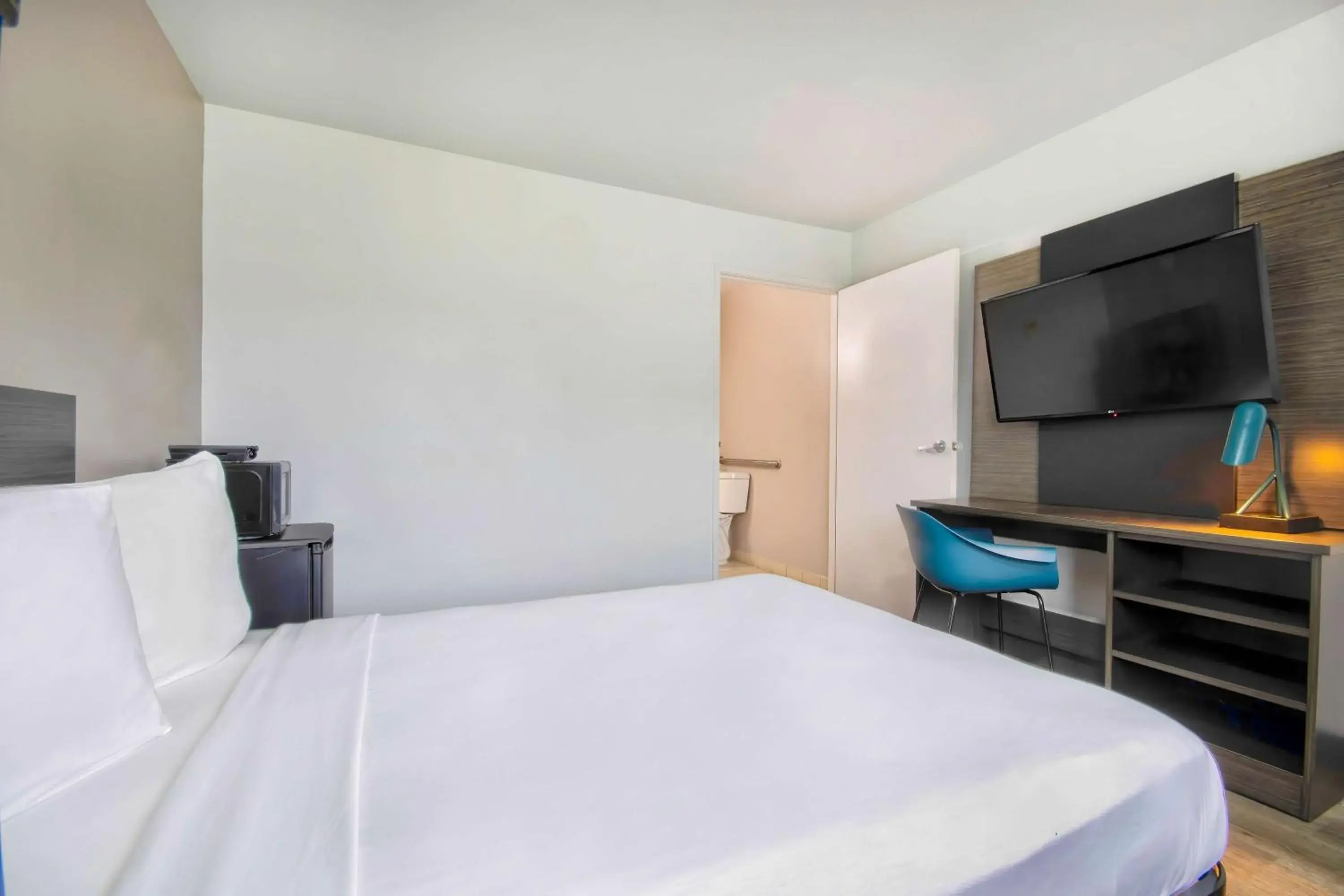 Bedroom, Bed in Motel 6-Austin, TX - North Bedroom, Bed in Motel 6-Austin, TX - North