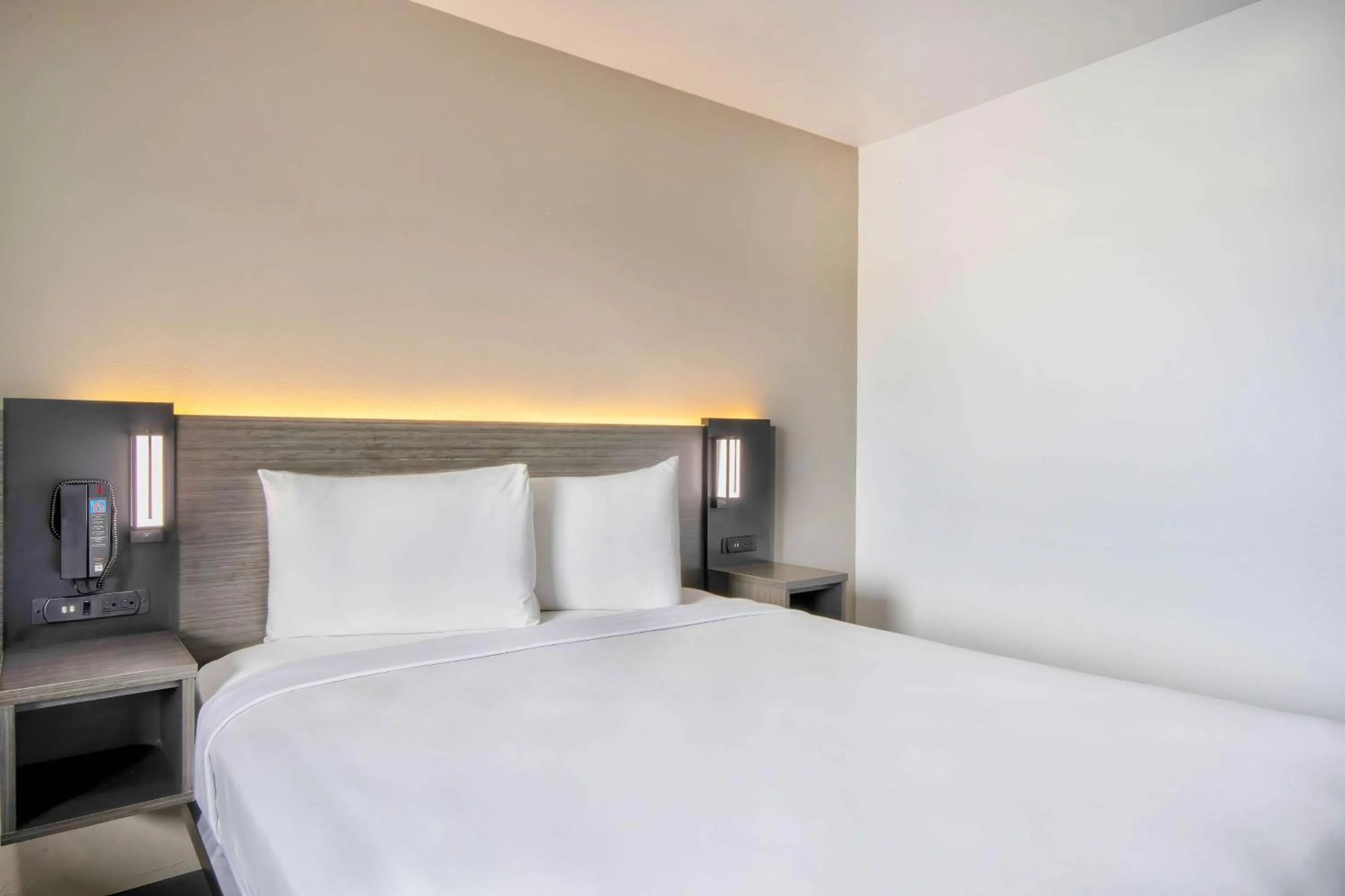 Bedroom, Bed in Motel 6-Austin, TX - North