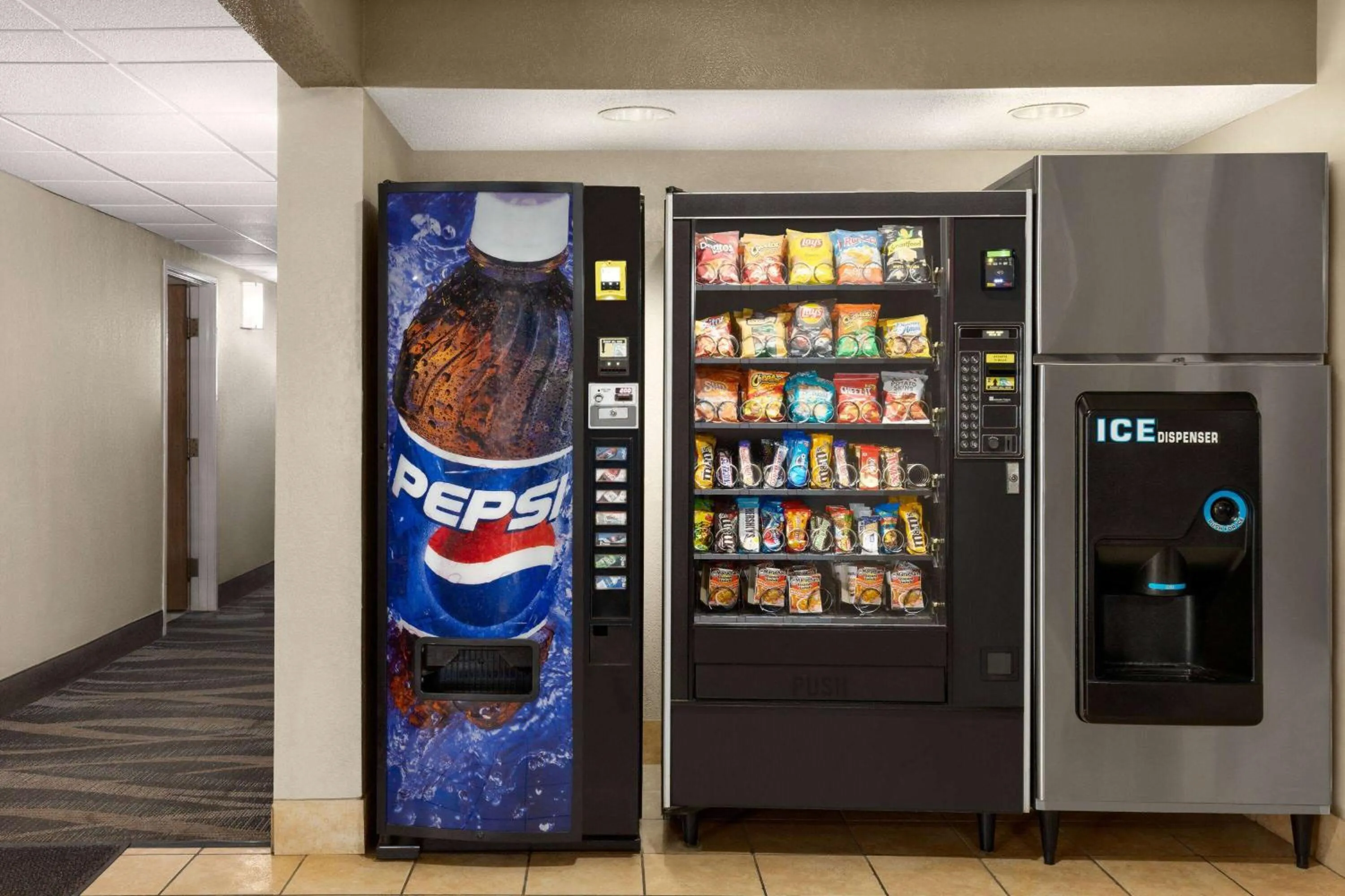 Food and drinks in Super 8 by Wyndham Joliet I-55 N/Chicago