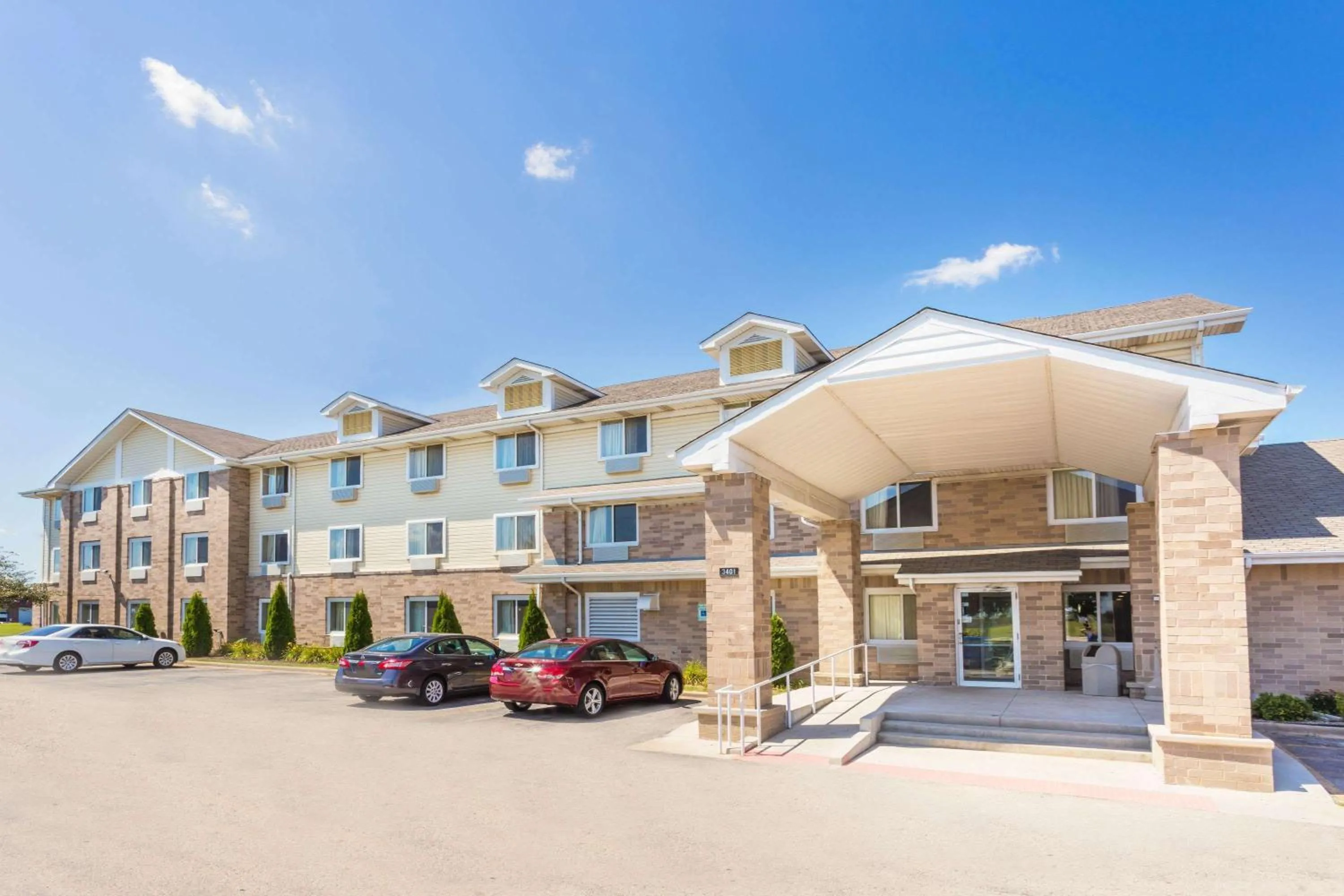 Property building in Super 8 by Wyndham Joliet I-55 N/Chicago