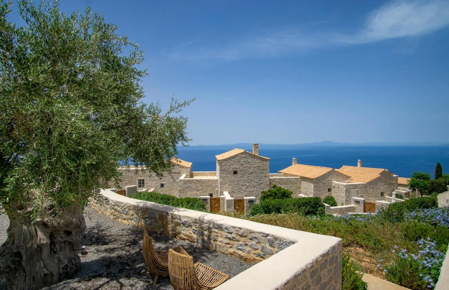 BASSA MAINA Villas & Suites